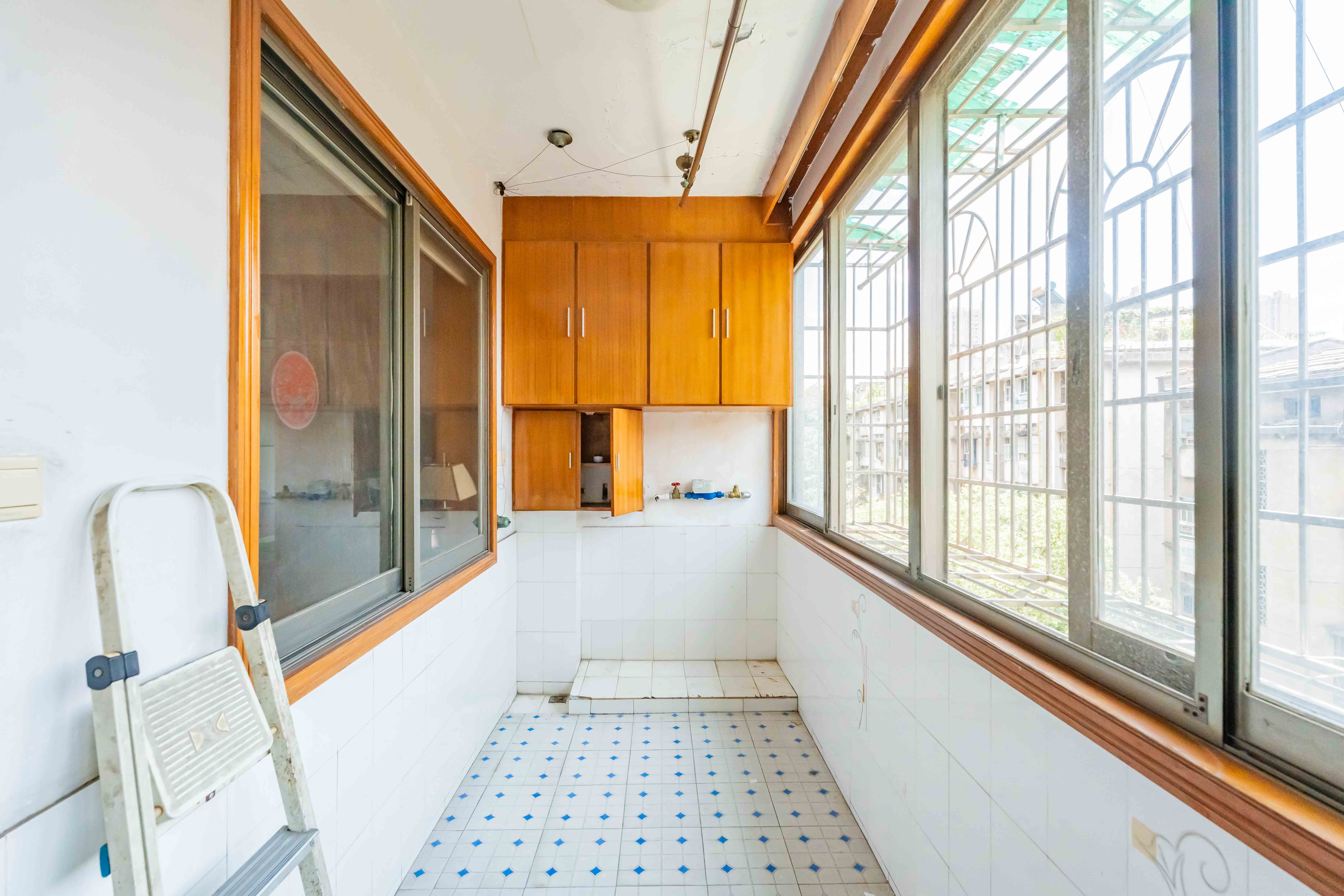 建湘新村  4室2厅2卫   86.00万阳台