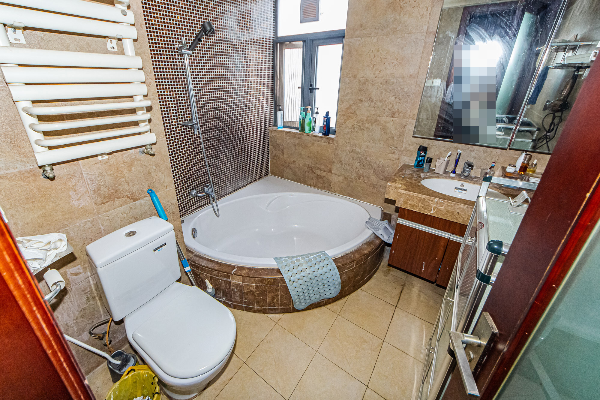 珠江花城三期锦鲤  4室2厅2卫    150.0万 珠江花城三期锦鲤  4室2厅2卫    150.0万卫生间