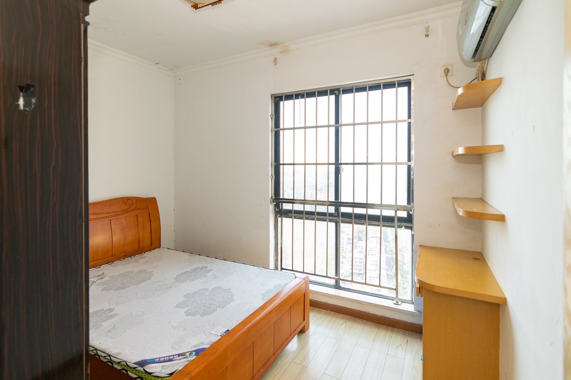 联诚国际城 3室2厅2卫 53.0万 联诚国际城 3室2厅2卫 53.0万卧室