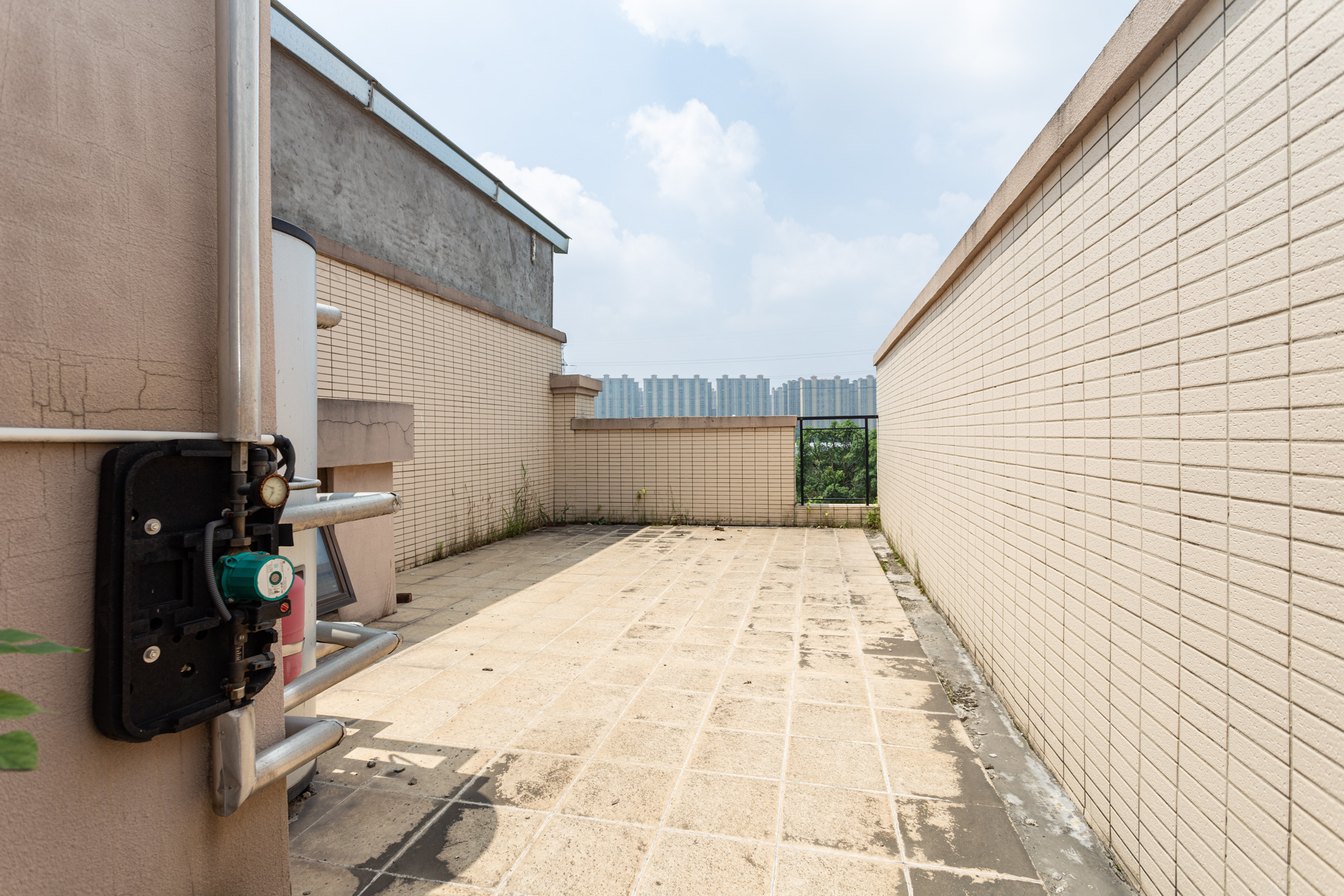 盈峰翠邸  5室2厅4卫   125.00万阳台