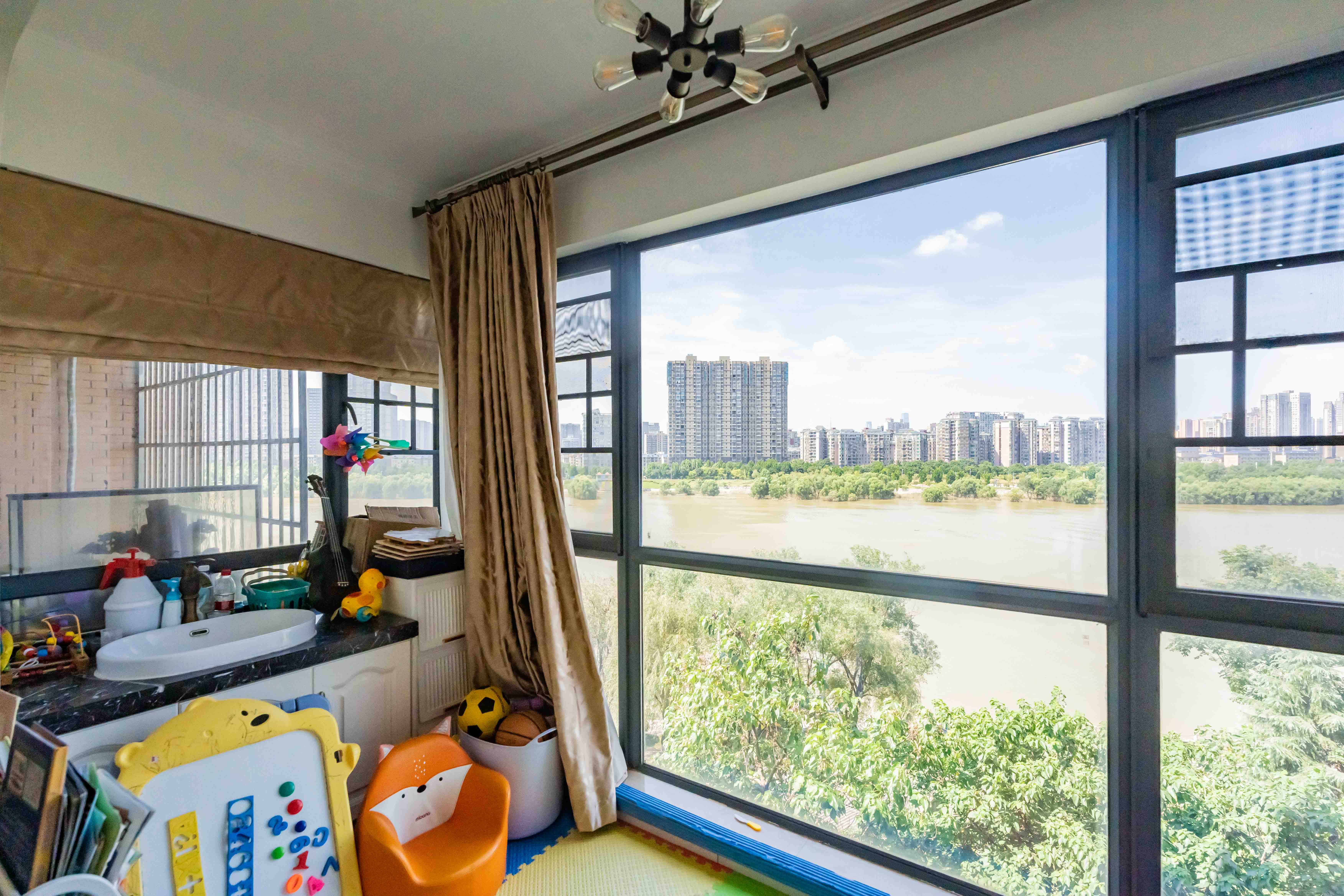 江景华府 4室2厅2卫 152.0万 江景华府 4室2厅2卫 152.0万阳台