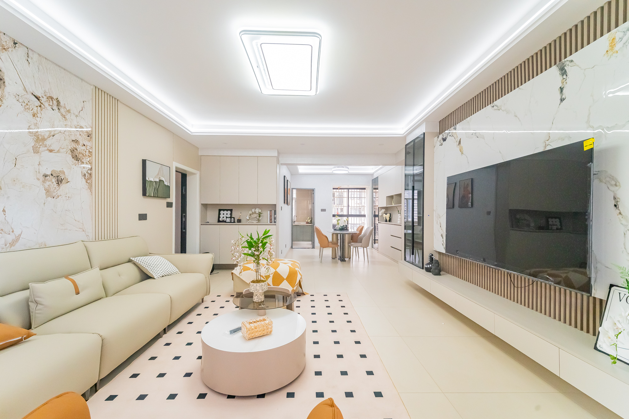 鹏基诺亚山林  4室2厅2卫    113.0万客厅