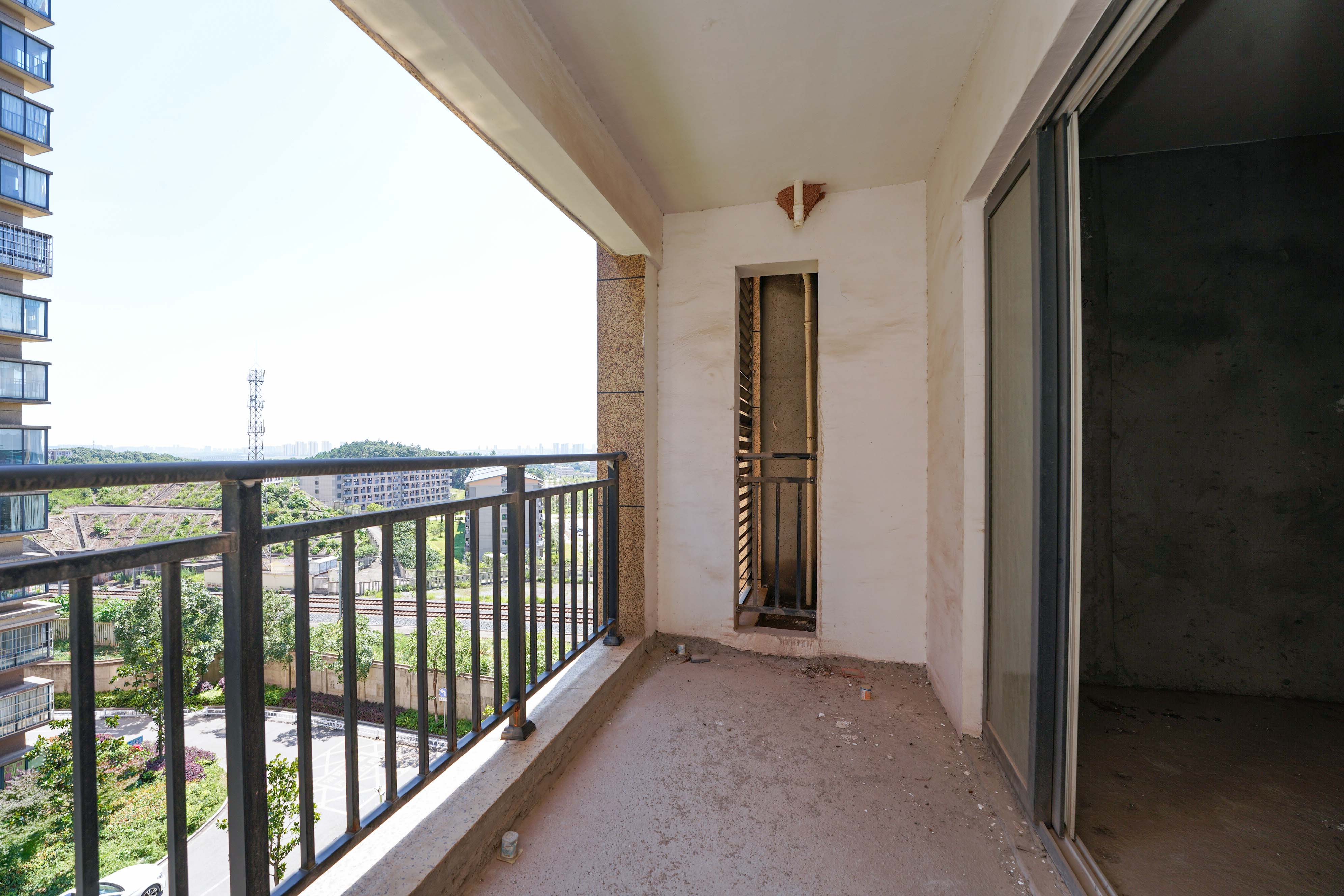 鑫天格林香山 4室2厅2卫 63.0万 鑫天格林香山 4室2厅2卫 63.0万阳台