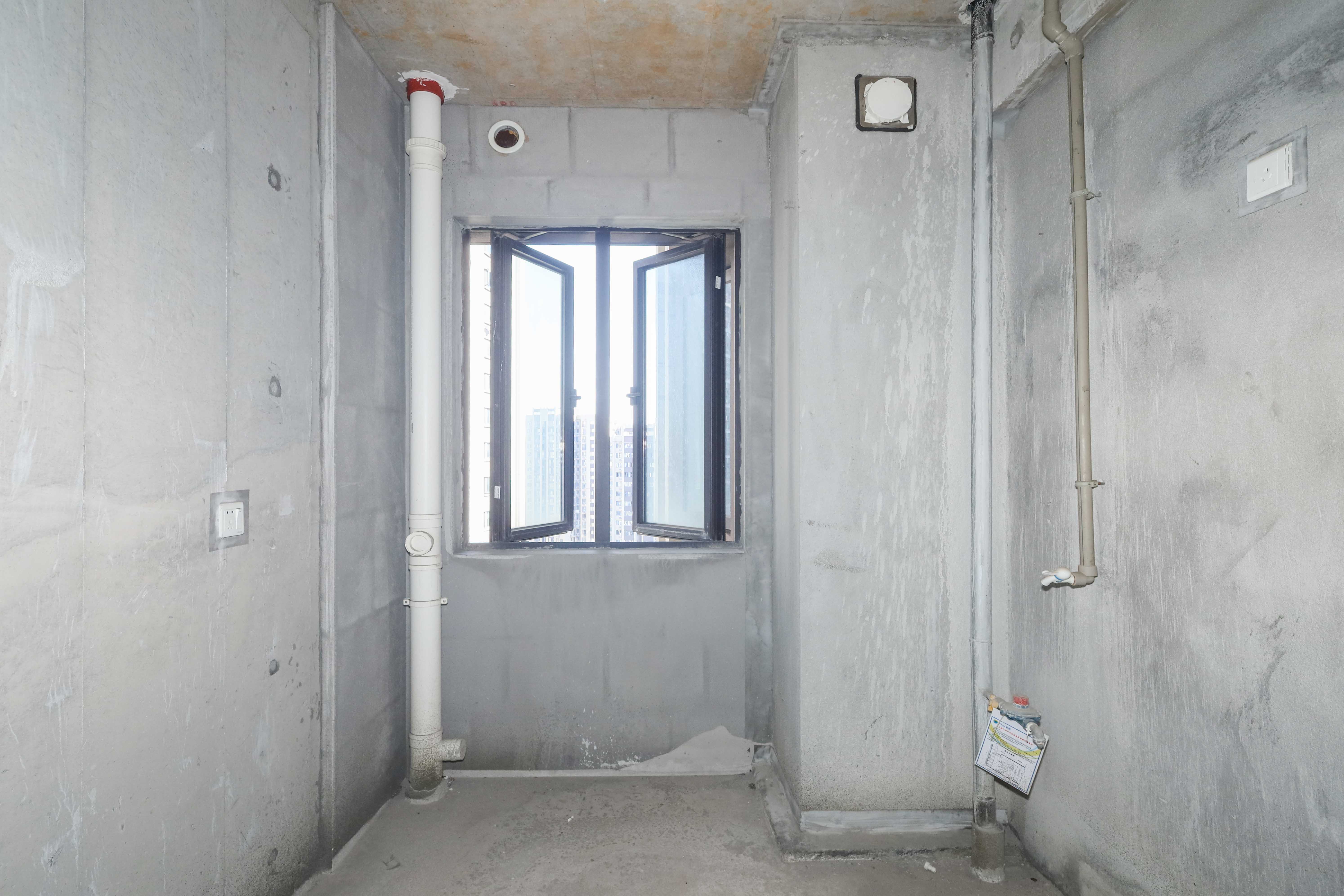 建发央著  4室2厅2卫   210.00万厨房