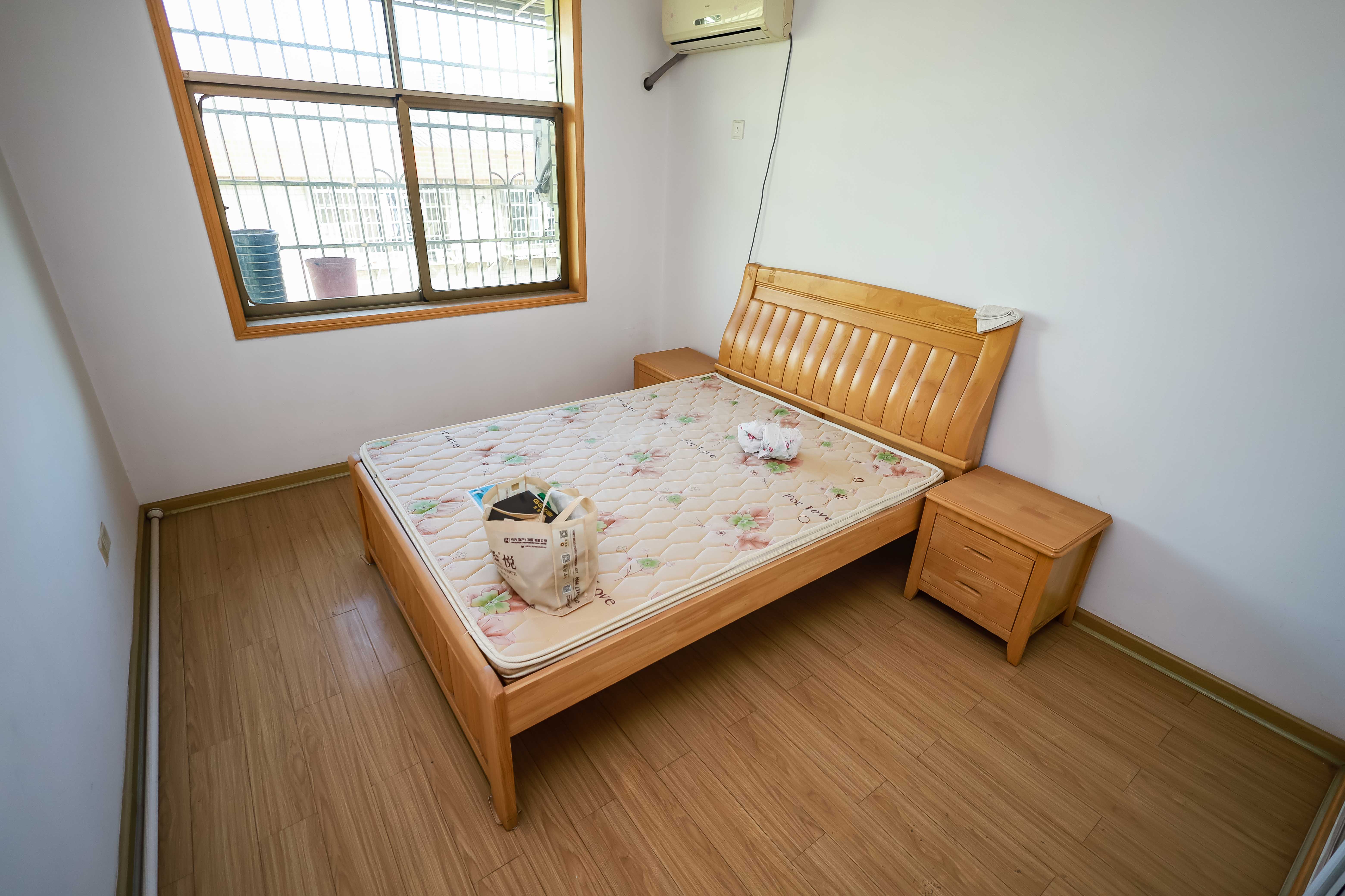 青青家园  3室2厅2卫   49.80万卧室