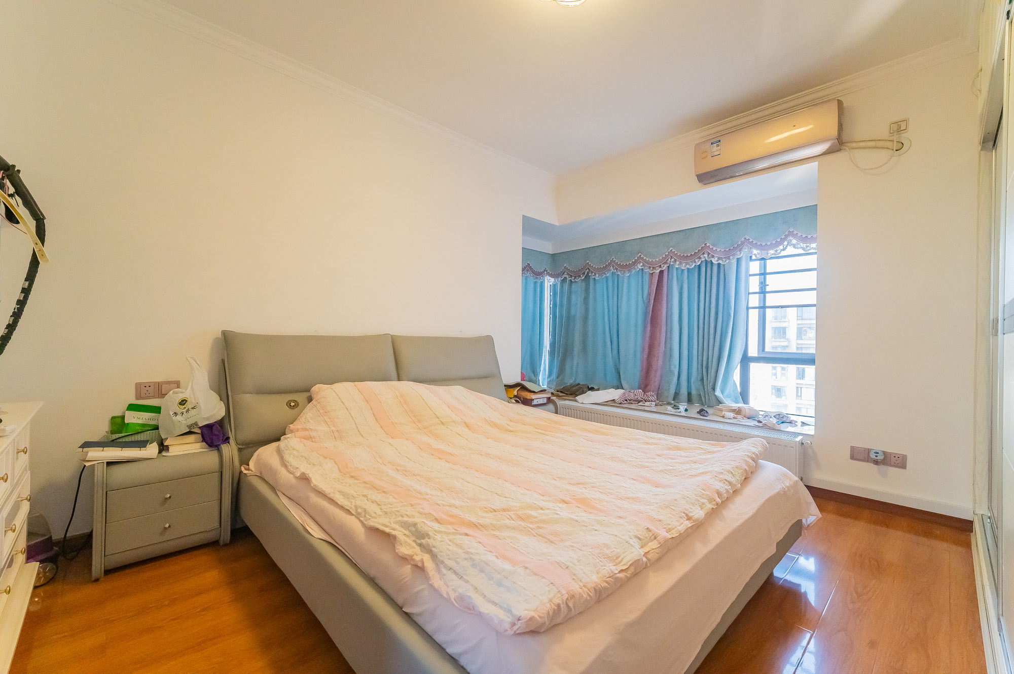 蓝山郡 4室2厅2卫 99.8万 蓝山郡 4室2厅2卫 99.8万卧室