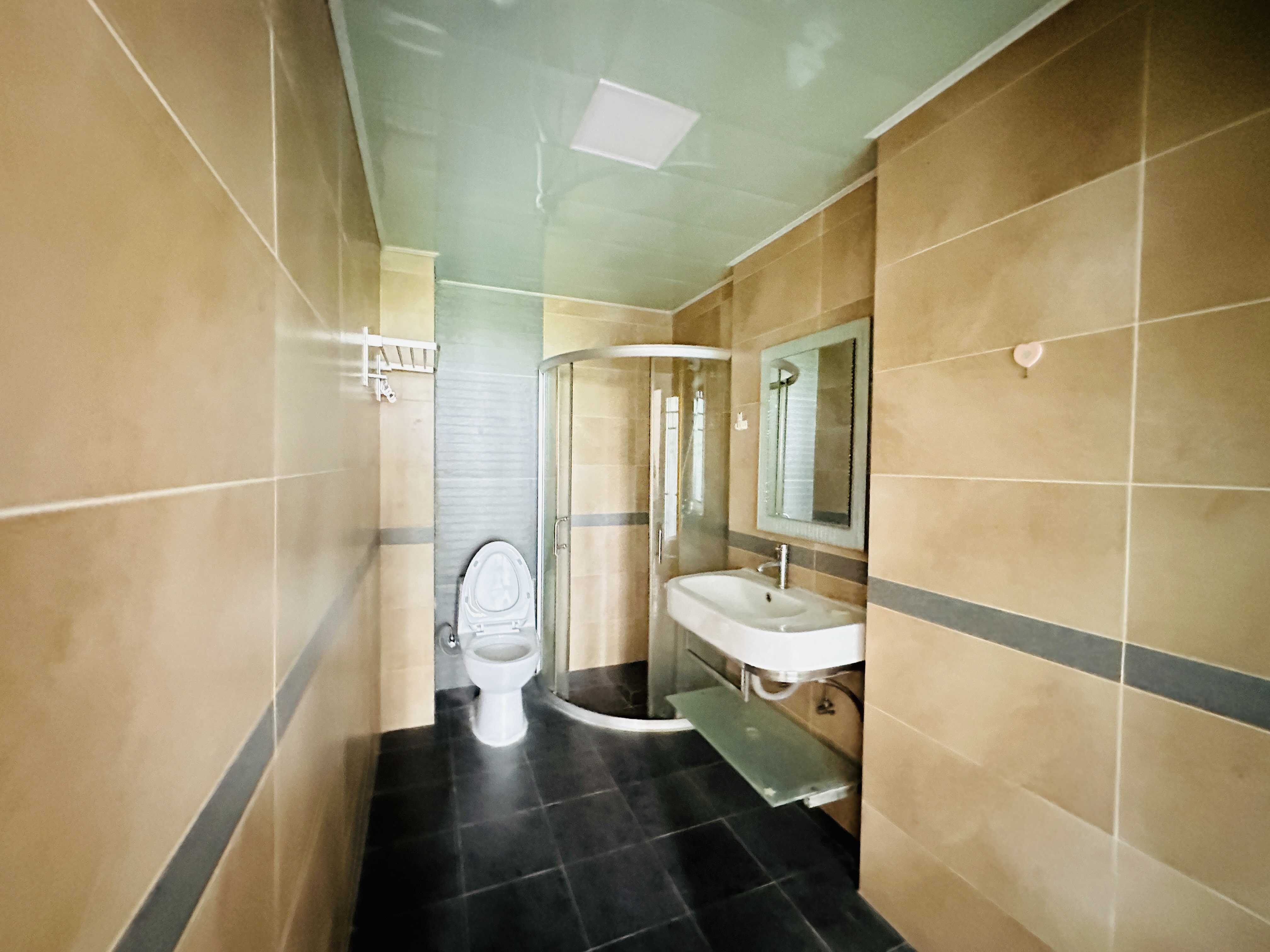 铭盛檀香洲  3室2厅2卫    159.8万 铭盛檀香洲  3室2厅2卫    159.8万卫生间