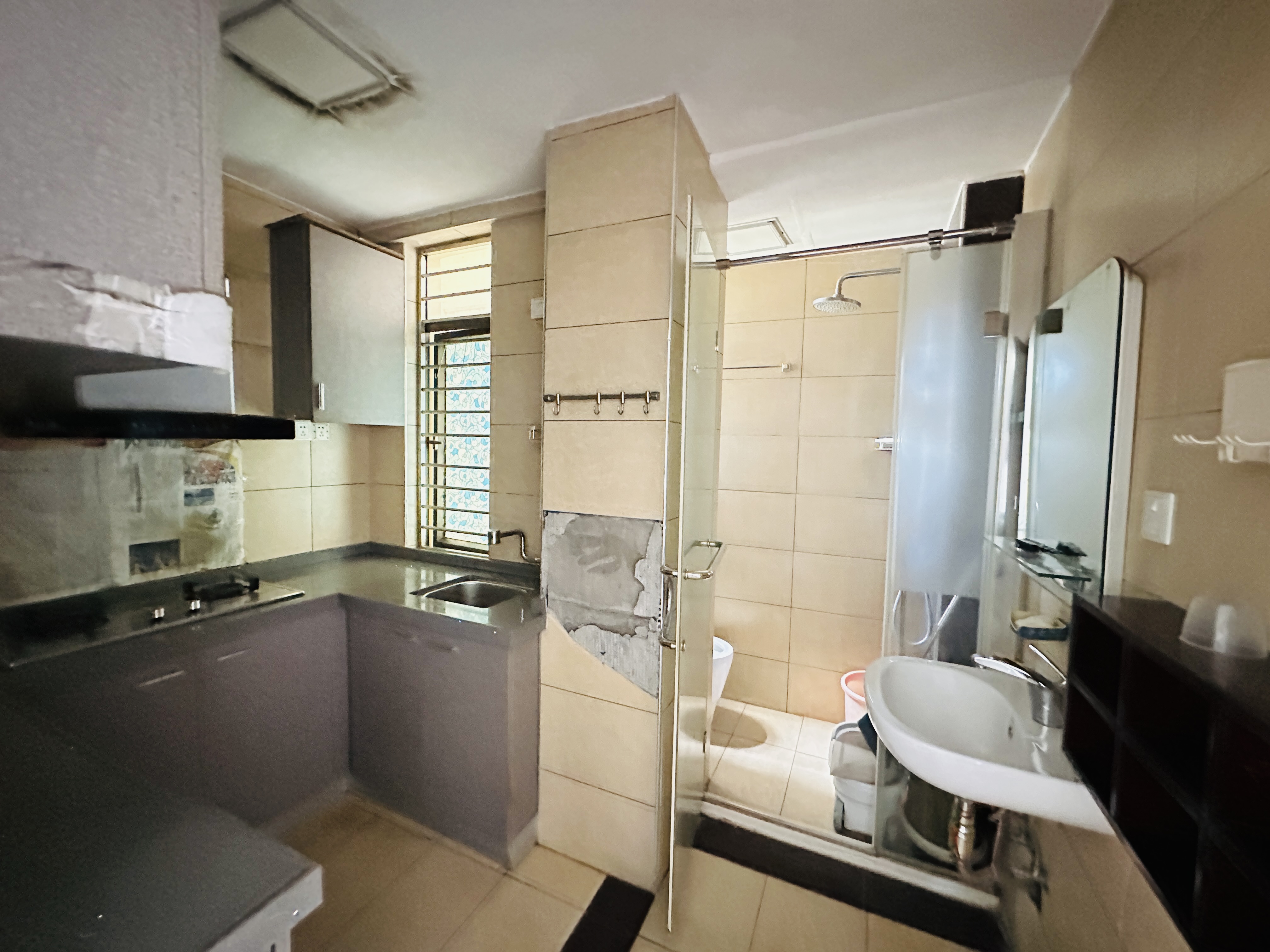 亚洲豪苑南区 1室1厅1卫 99.8万 亚洲豪苑南区 1室1厅1卫 99.8万卫生间