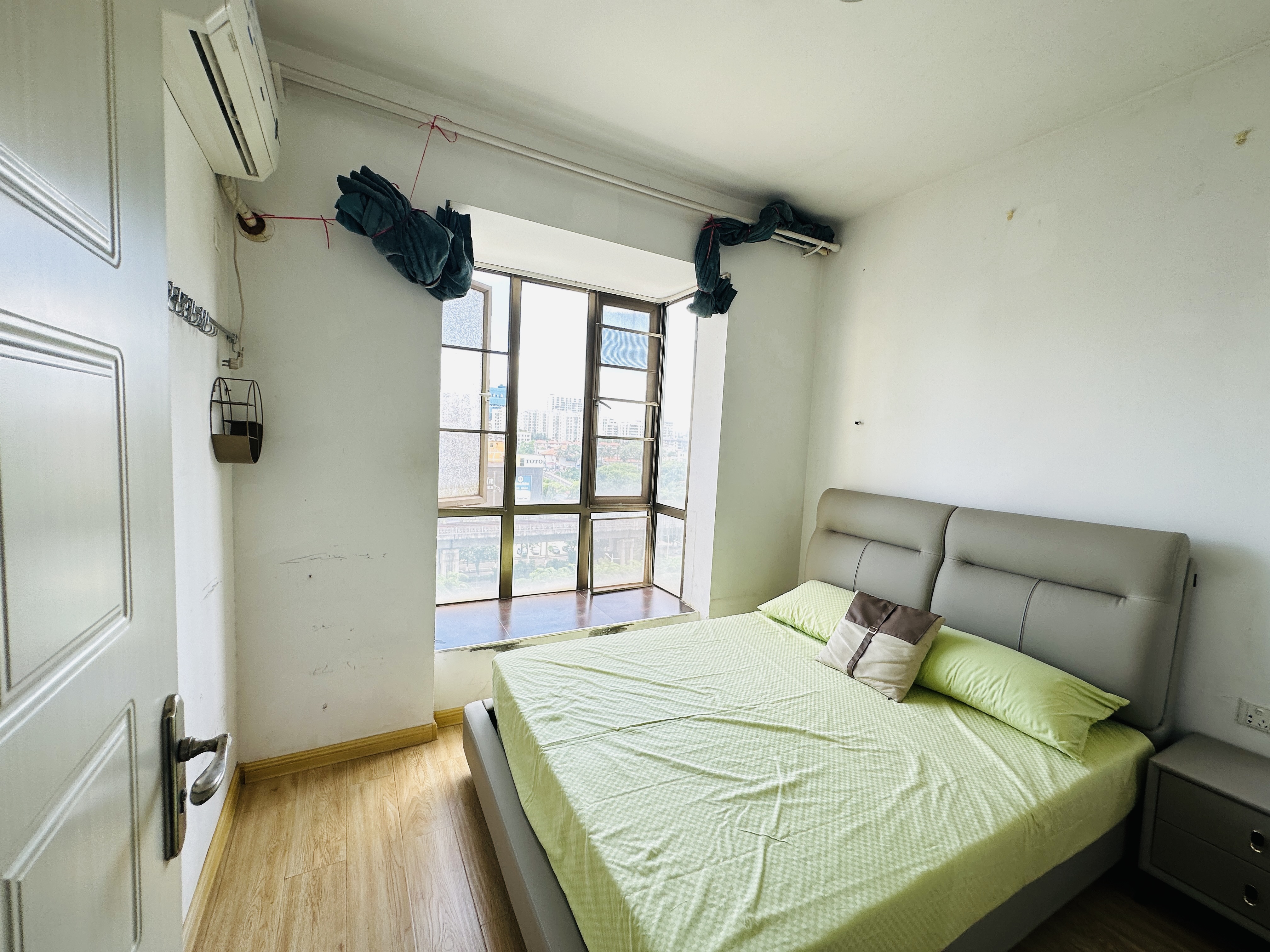 亚洲豪苑南区 1室1厅1卫 99.8万 亚洲豪苑南区 1室1厅1卫 99.8万卧室