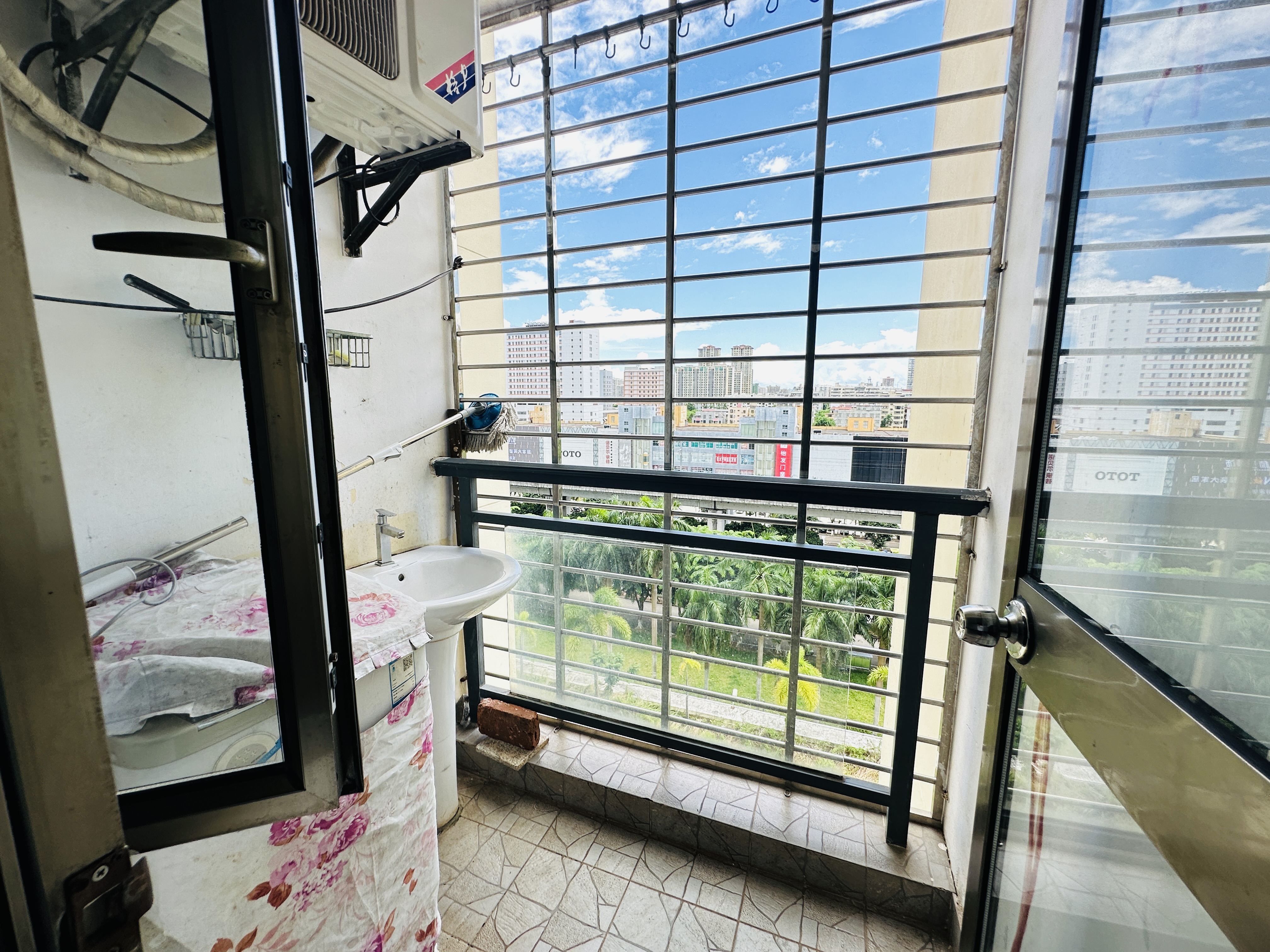 亚洲豪苑南区 1室1厅1卫 99.8万 亚洲豪苑南区 1室1厅1卫 99.8万阳台