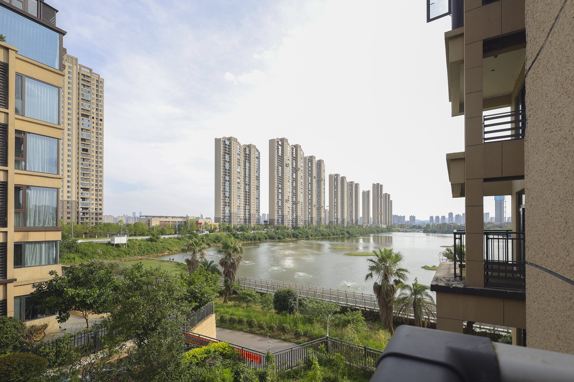 金辉优步湖畔  4室2厅2卫   175.00万阳台