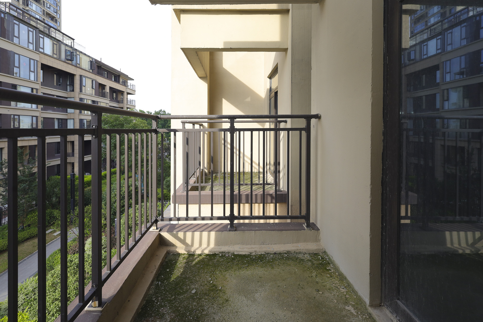 金辉优步湖畔  4室2厅2卫   175.00万阳台
