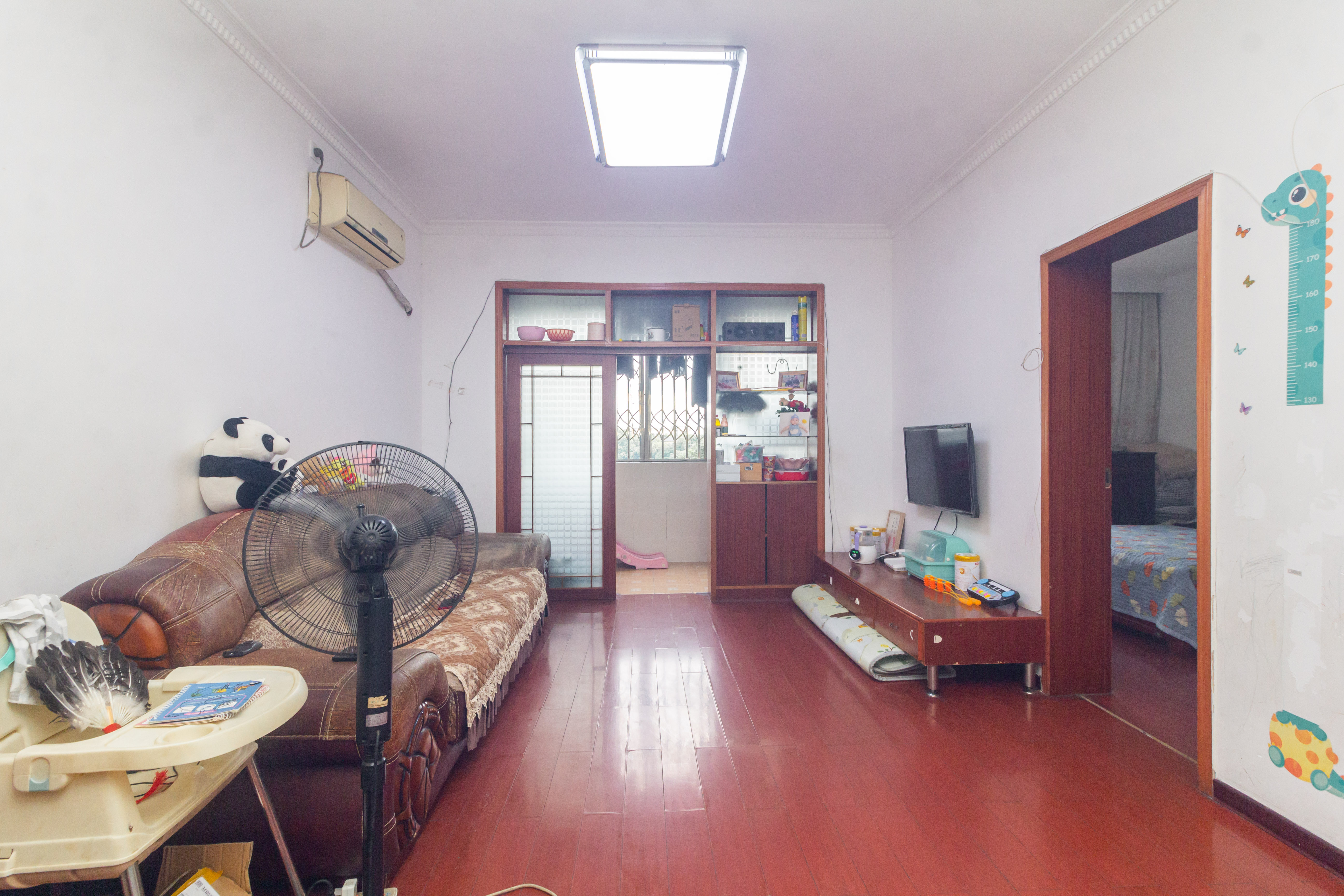 三六一四厂宿舍 2室2厅1卫 30.0万 三六一四厂宿舍 2室2厅1卫 30.0万客厅