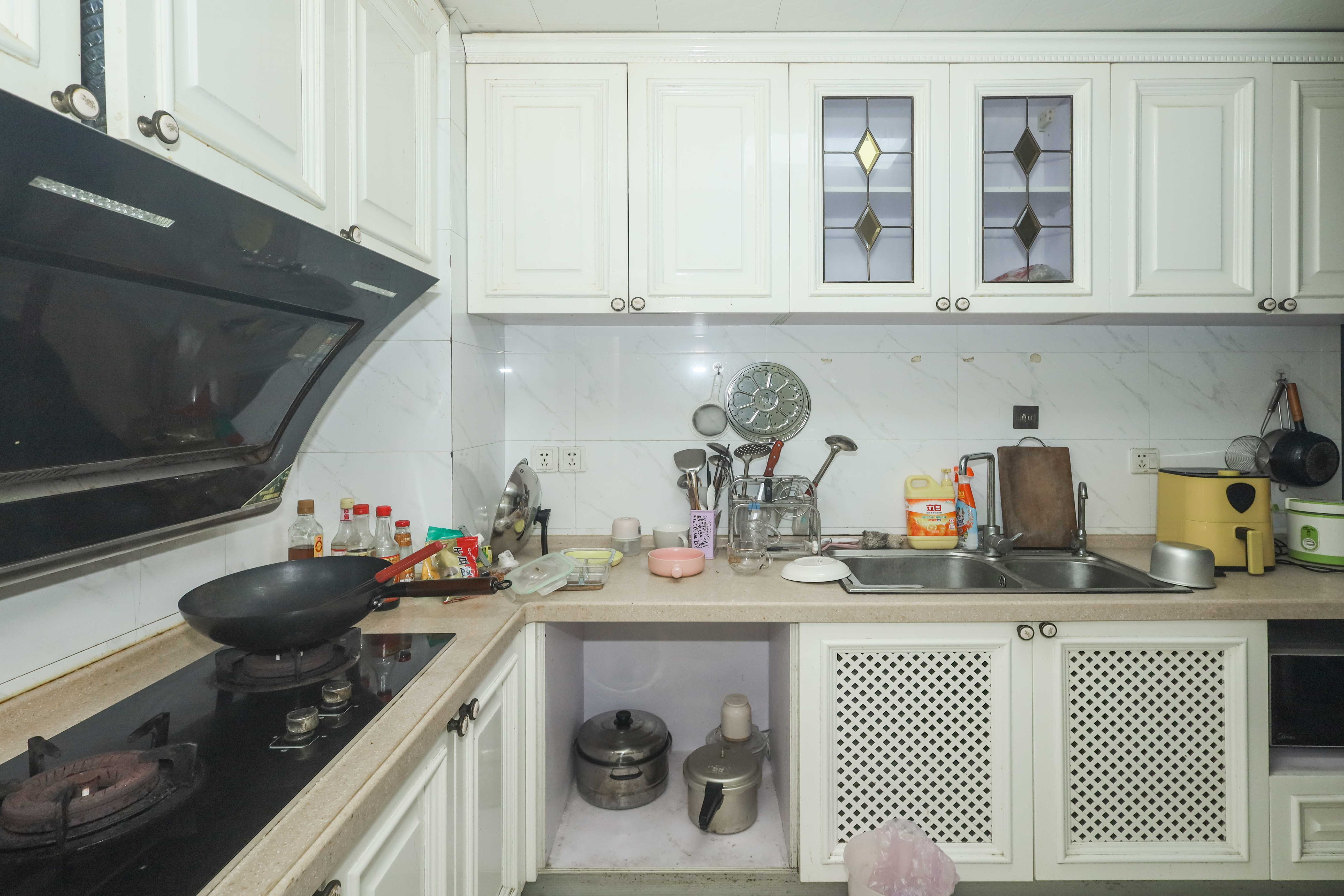 保利麓谷林语A区  3室2厅2卫    80.0万 保利麓谷林语A区  3室2厅2卫    80.0万厨房