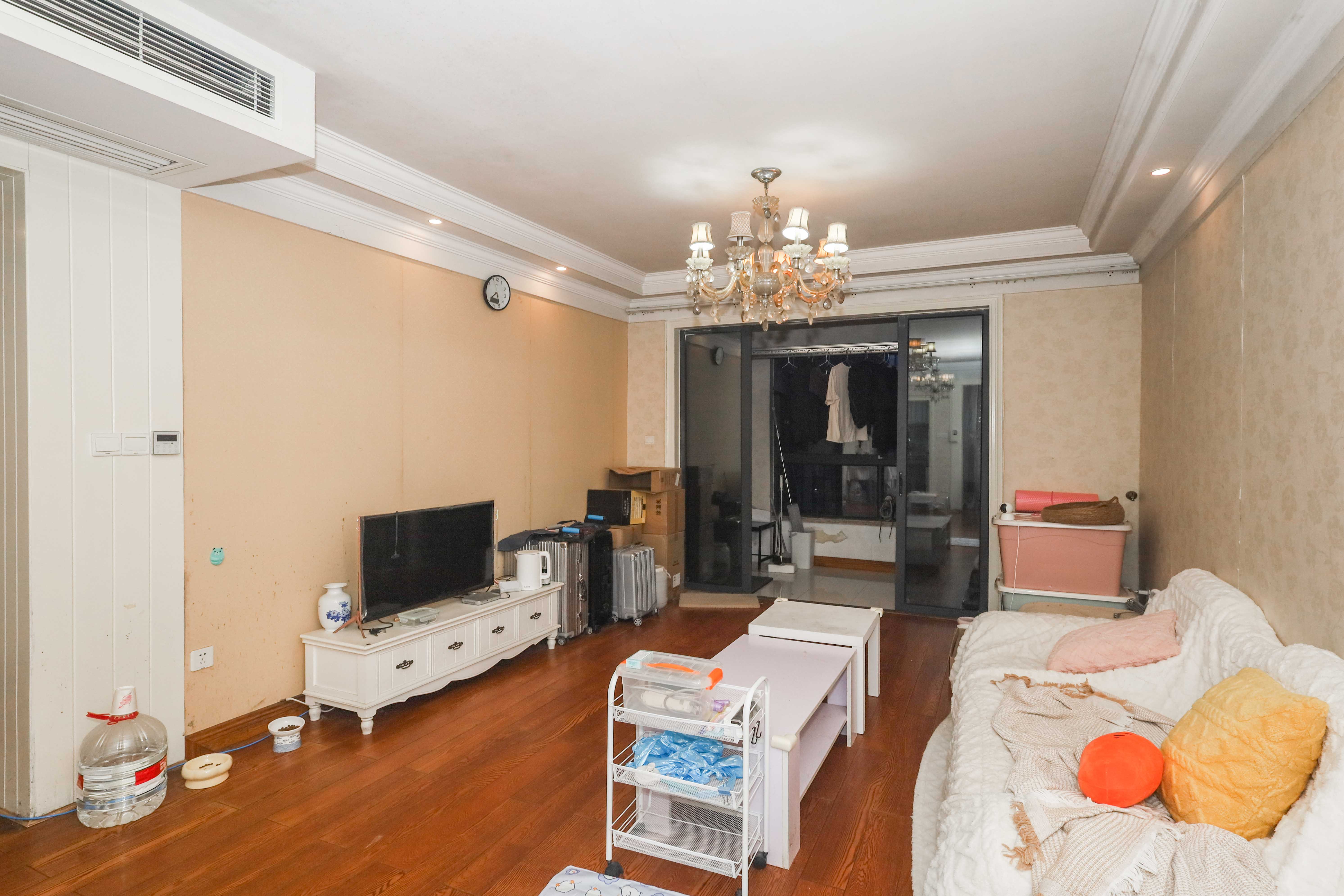 保利麓谷林语A区  3室2厅2卫    80.0万 保利麓谷林语A区  3室2厅2卫    80.0万客厅