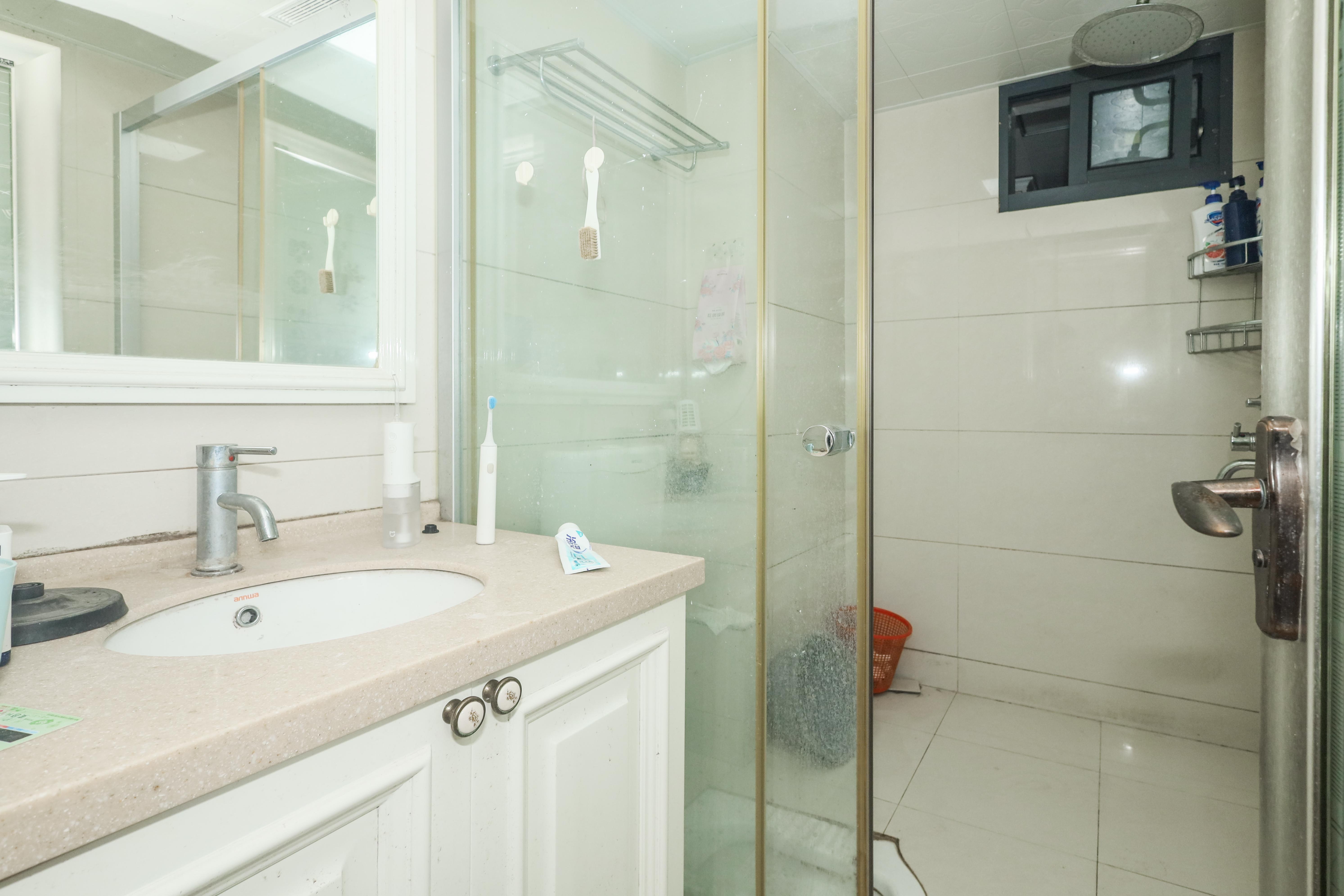 保利麓谷林语A区  3室2厅2卫    80.0万 保利麓谷林语A区  3室2厅2卫    80.0万卫生间