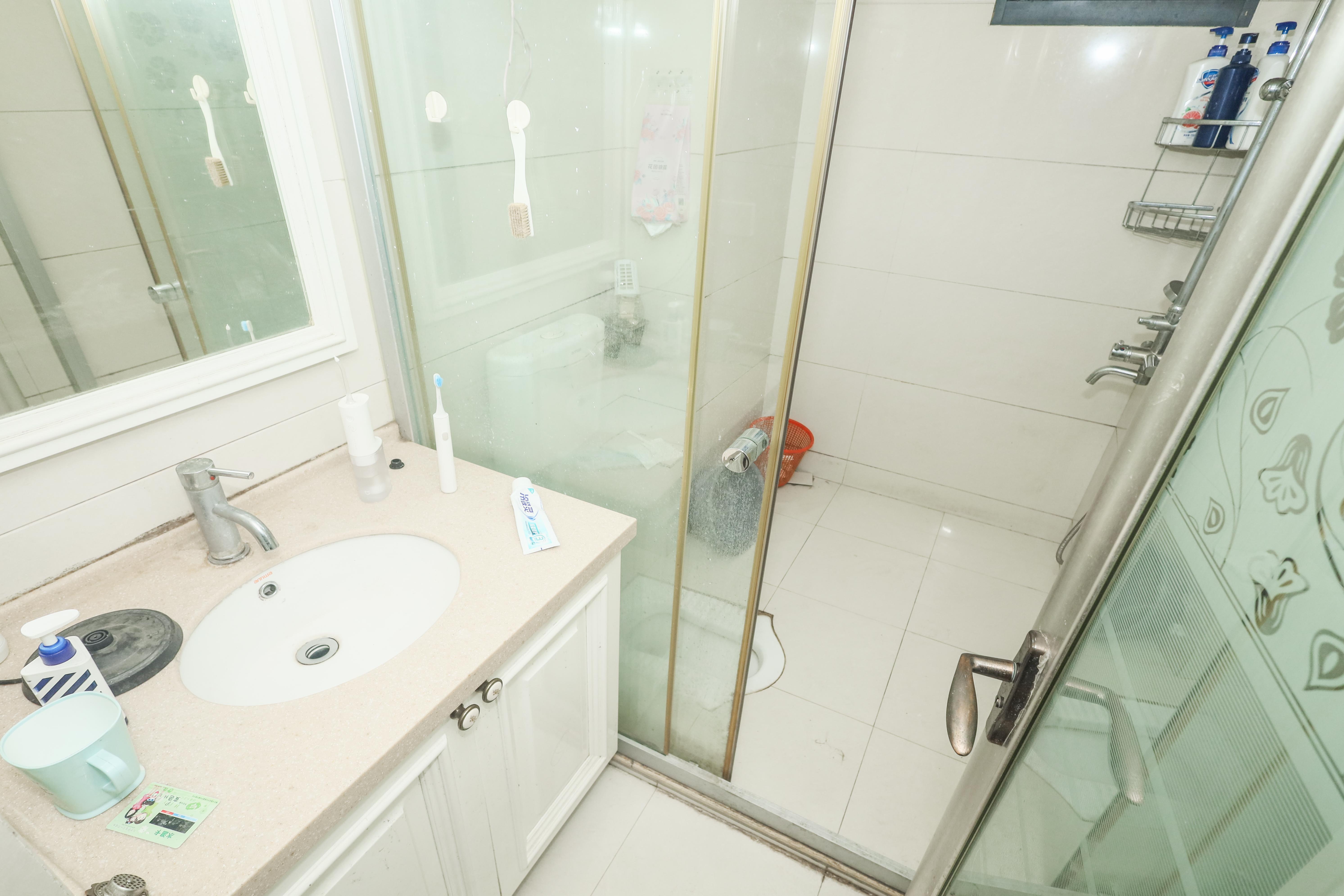 保利麓谷林语A区  3室2厅2卫    80.0万 保利麓谷林语A区  3室2厅2卫    80.0万卫生间