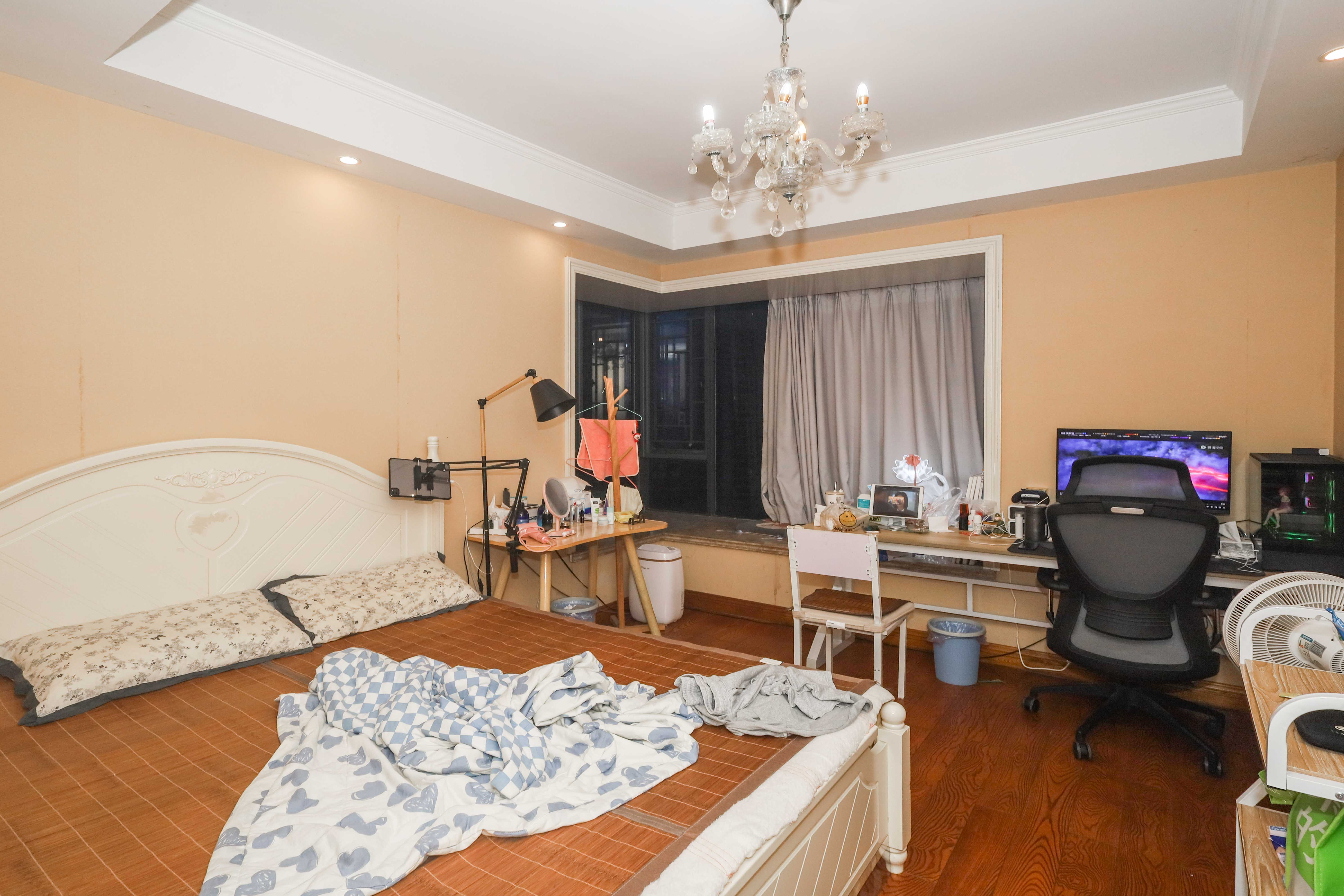 保利麓谷林语A区  3室2厅2卫    80.0万 保利麓谷林语A区  3室2厅2卫    80.0万卧室