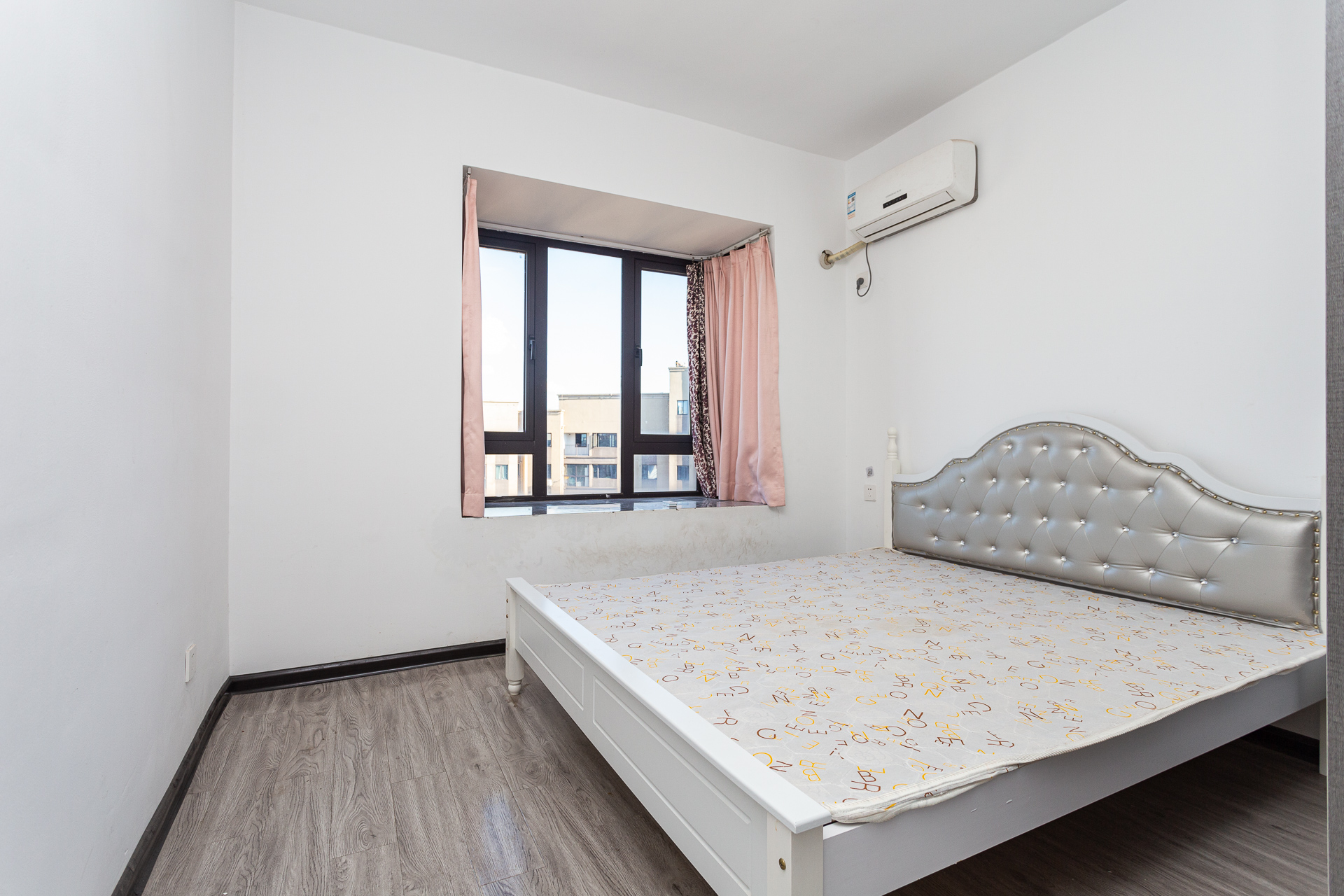 勤诚达境界城 3室2厅2卫 86.0万 勤诚达境界城 3室2厅2卫 86.0万卧室