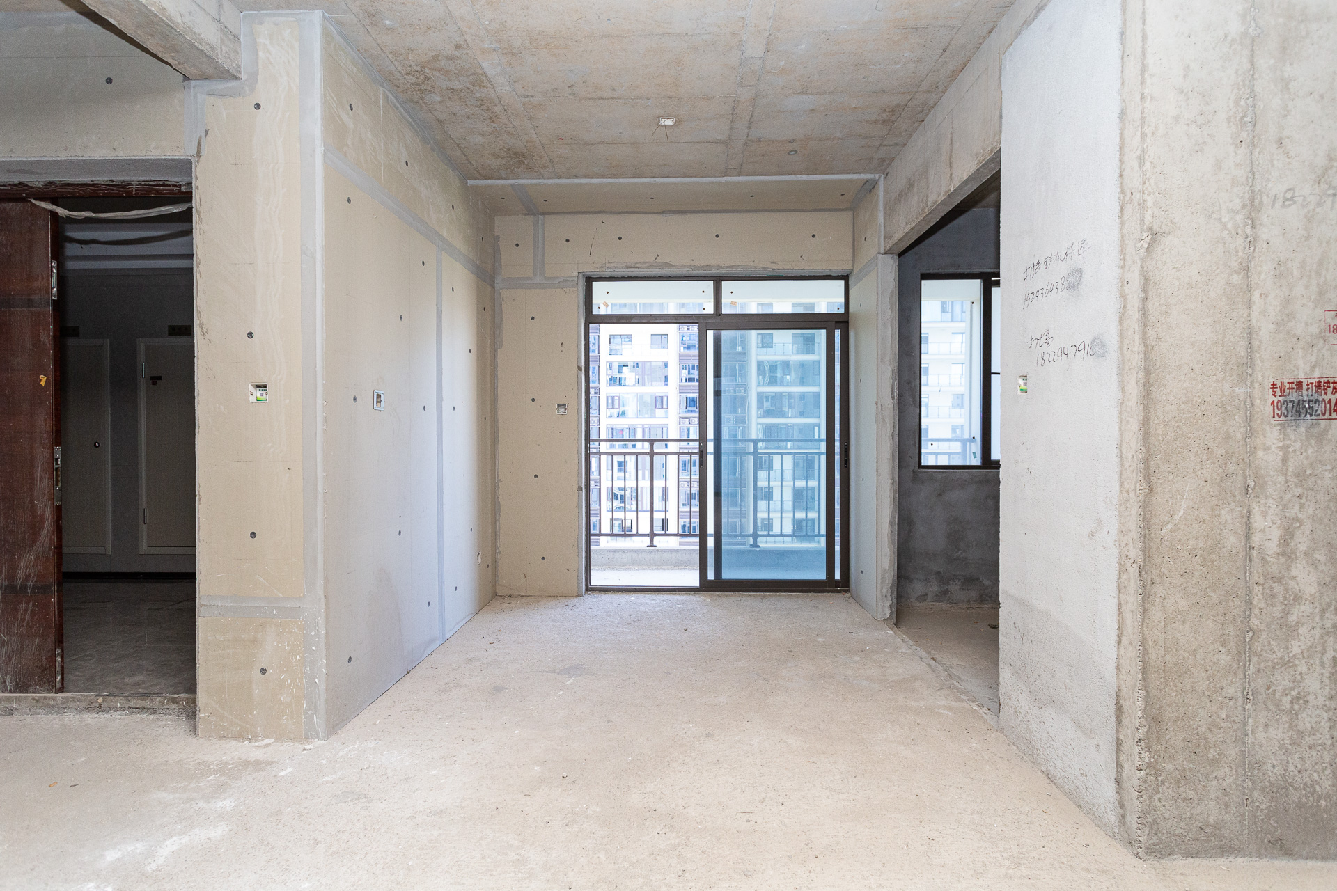 润和湘江天地E区 4室2厅2卫 170.0万 润和湘江天地E区 4室2厅2卫 170.0万客厅