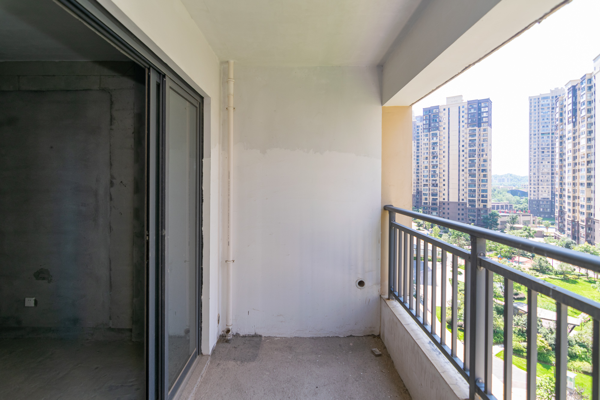 中粮鸿云 3室2厅2卫 65.0万 中粮鸿云 3室2厅2卫 65.0万阳台