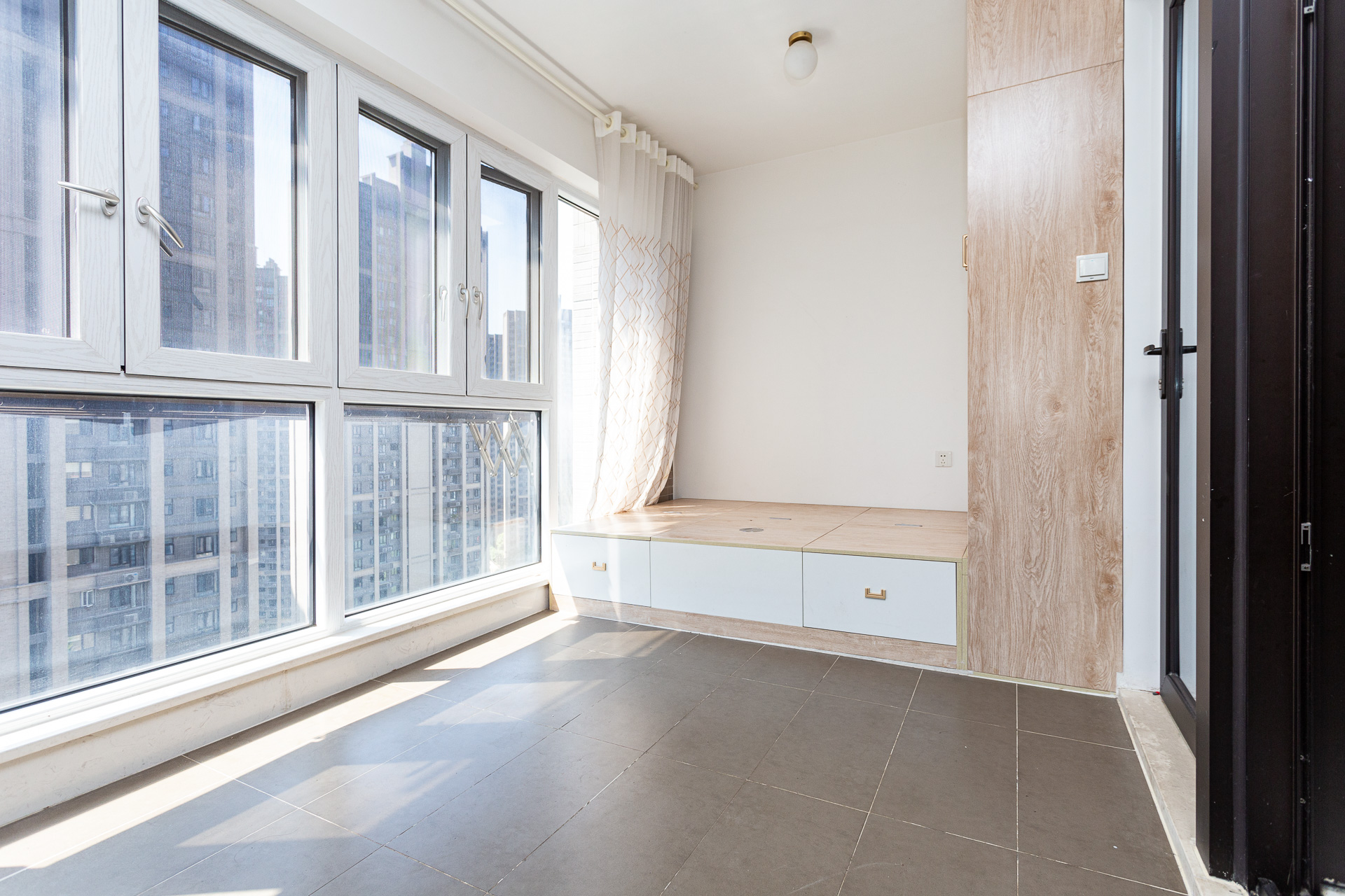 时代倾城三期 1室0厅0卫 120.0万 时代倾城三期 1室0厅0卫 120.0万阳台