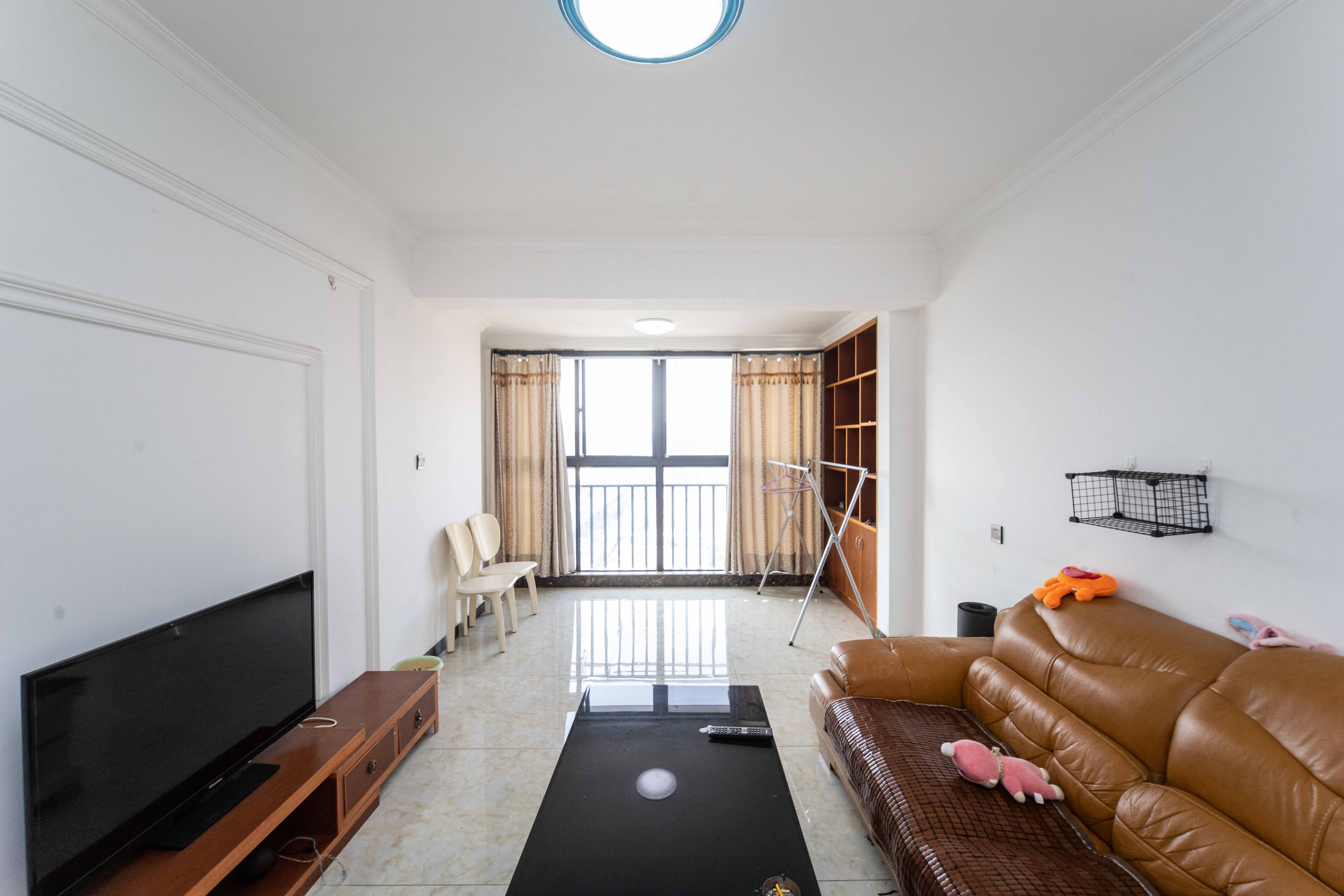 百纳广场(百纳公寓) 3室2厅1卫 88.0万 百纳广场(百纳公寓) 3室2厅1卫 88.0万客厅