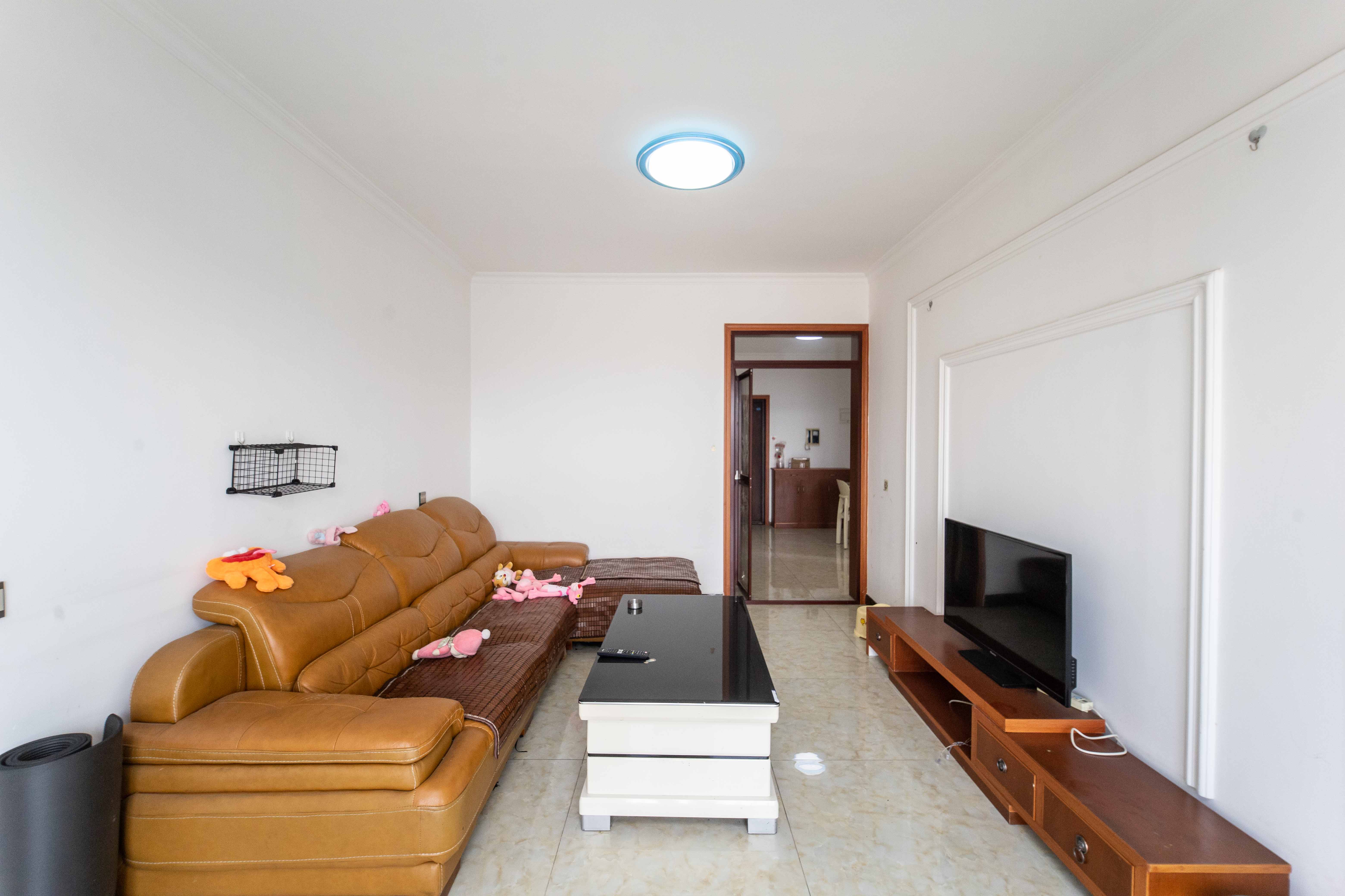 百纳广场(百纳公寓) 3室2厅1卫 88.0万 百纳广场(百纳公寓) 3室2厅1卫 88.0万客厅