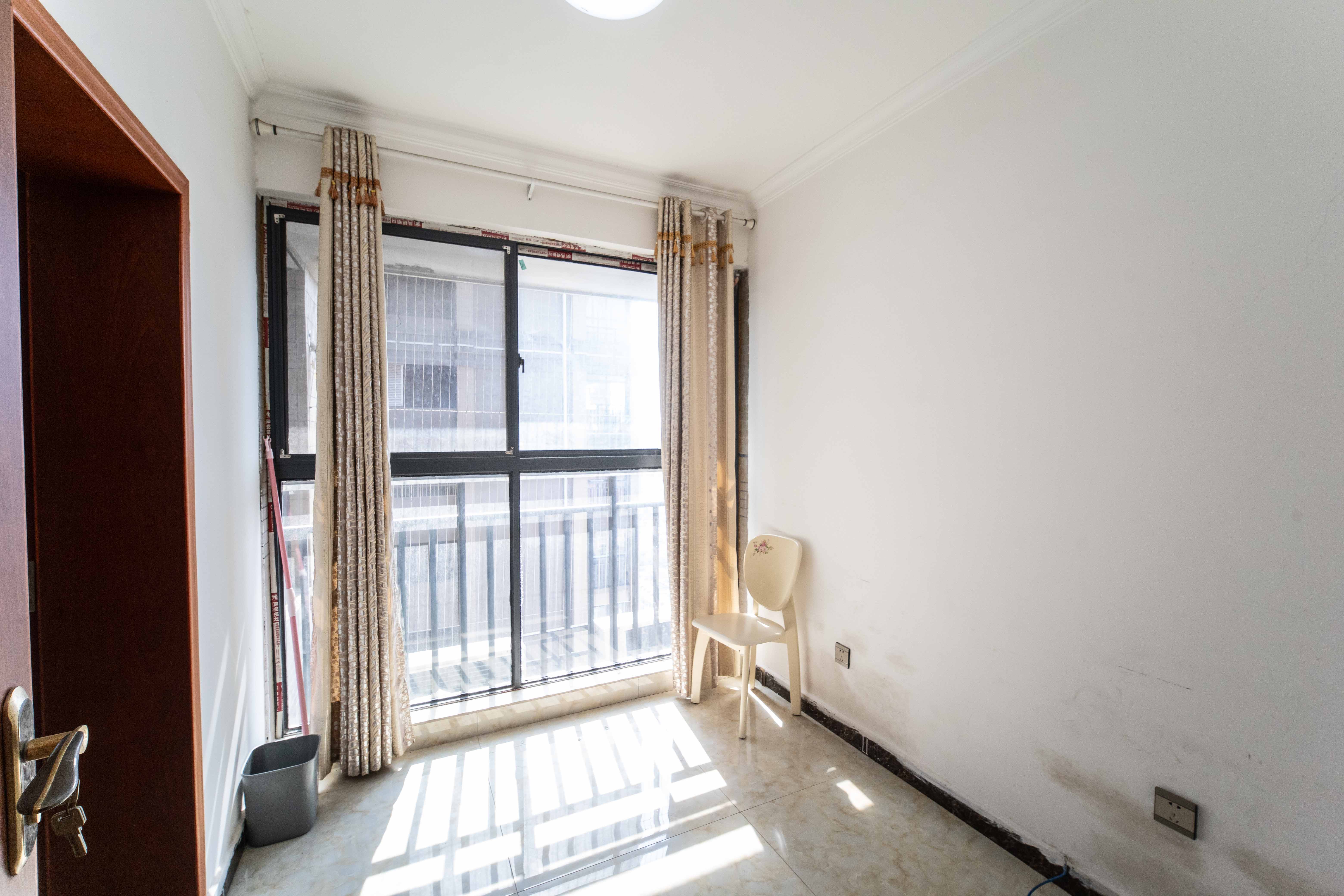 百纳广场(百纳公寓) 3室2厅1卫 88.0万 百纳广场(百纳公寓) 3室2厅1卫 88.0万卧室