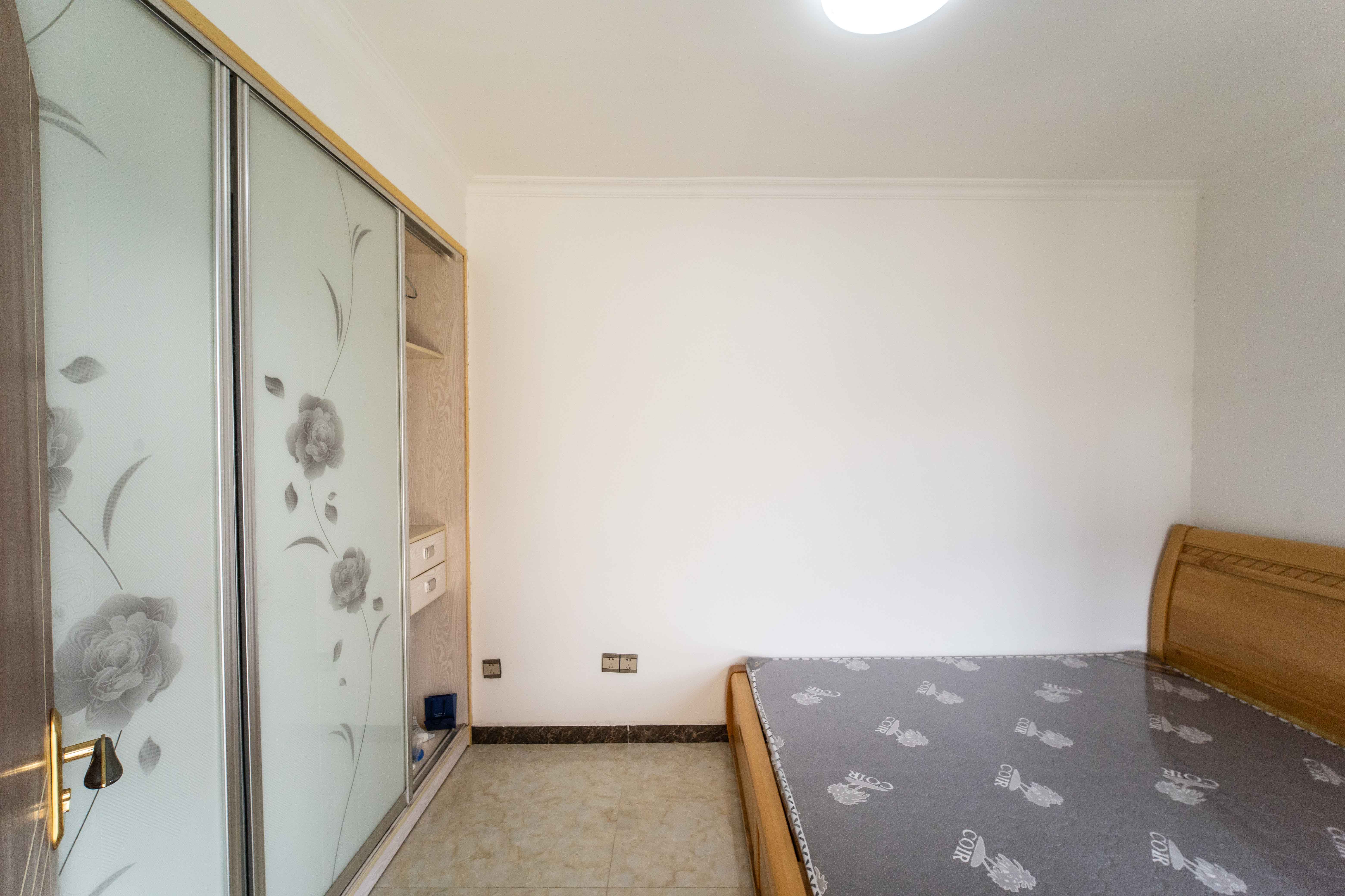 百纳广场(百纳公寓) 3室2厅1卫 88.0万 百纳广场(百纳公寓) 3室2厅1卫 88.0万卧室