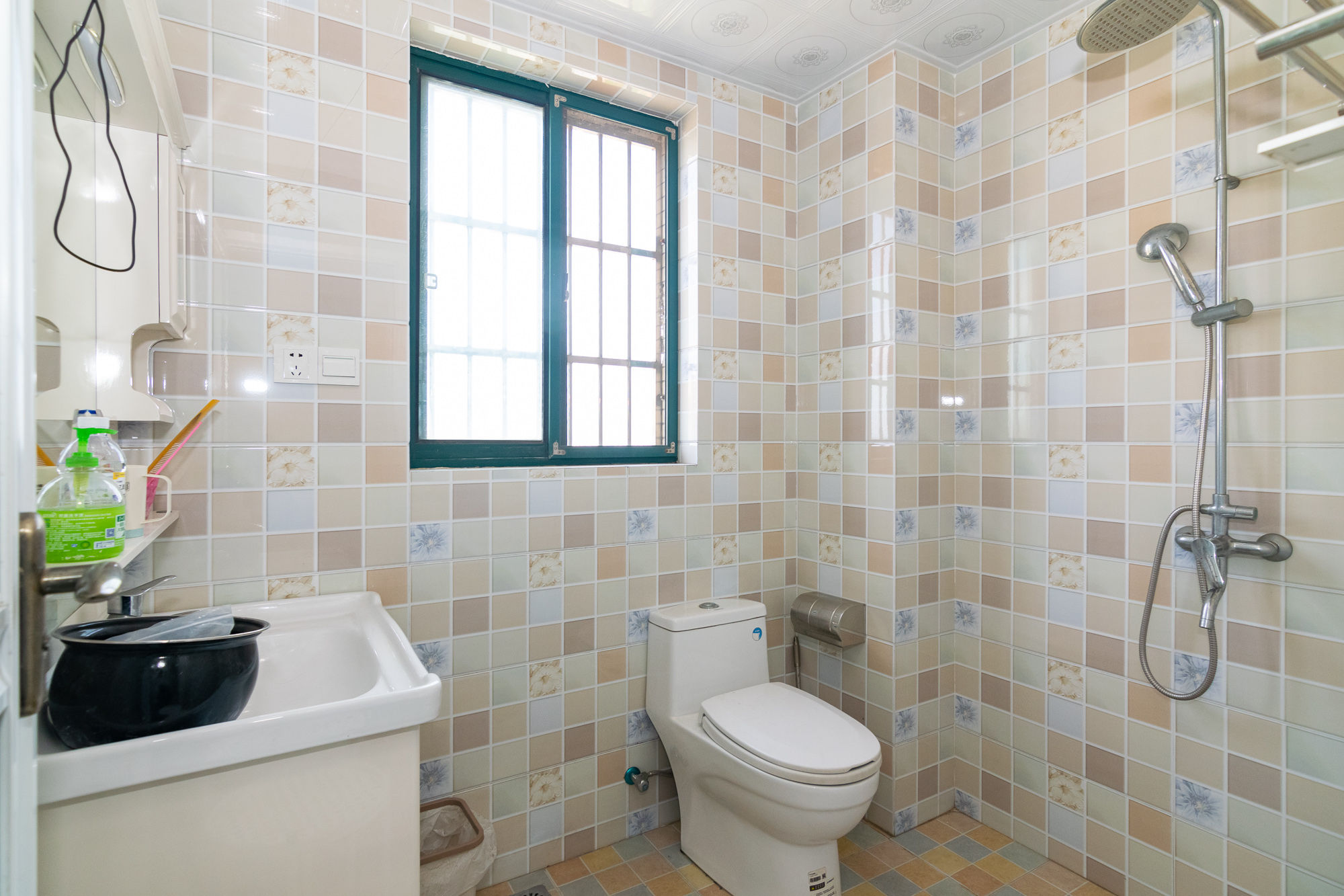 红建滨水铭城  4室2厅2卫    69.0万 红建滨水铭城  4室2厅2卫    69.0万卫生间