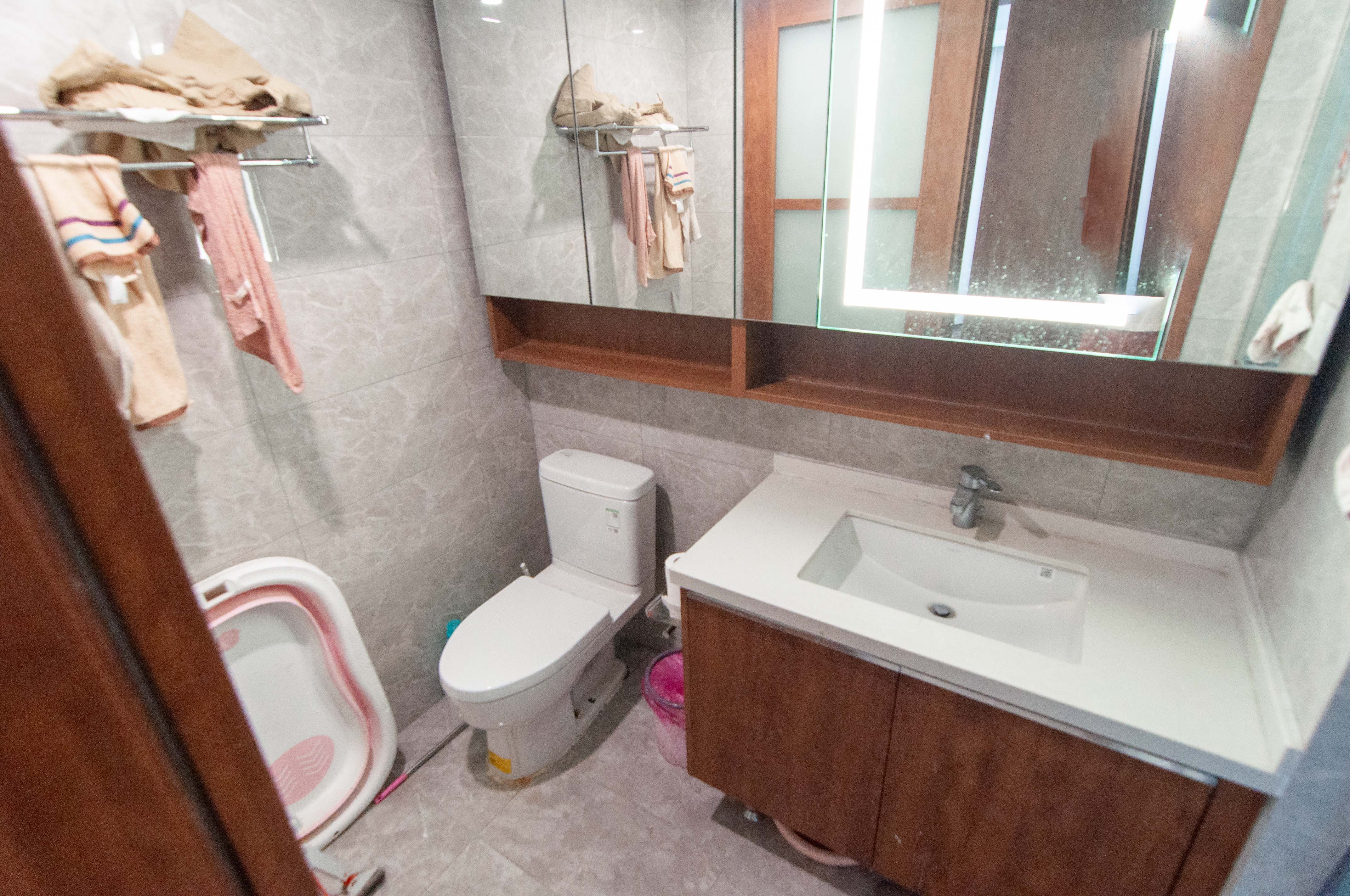旭辉都会山  3室2厅2卫   200.00万卫生间