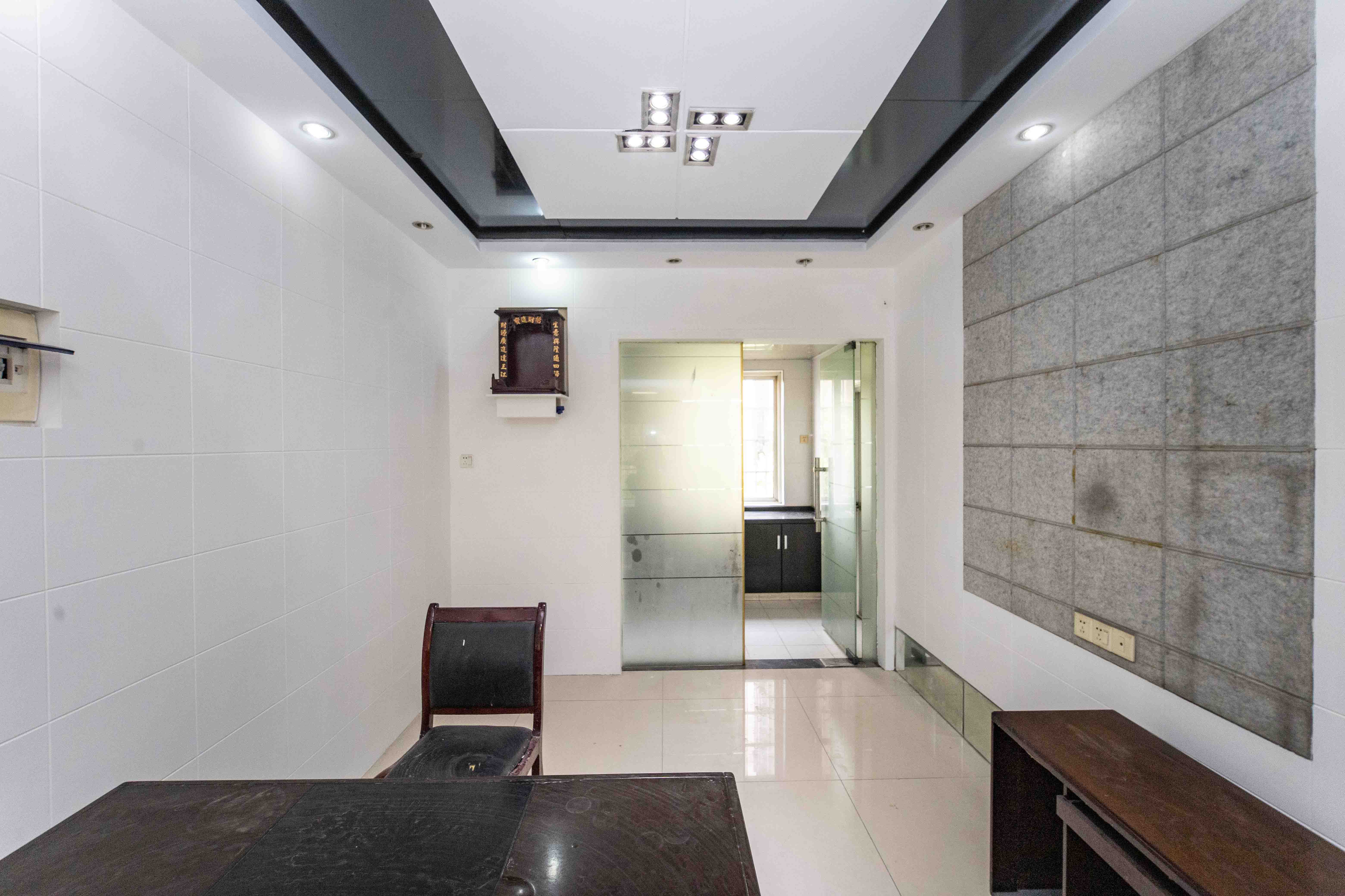 上河国际C区  4室2厅1卫    128.0万客厅