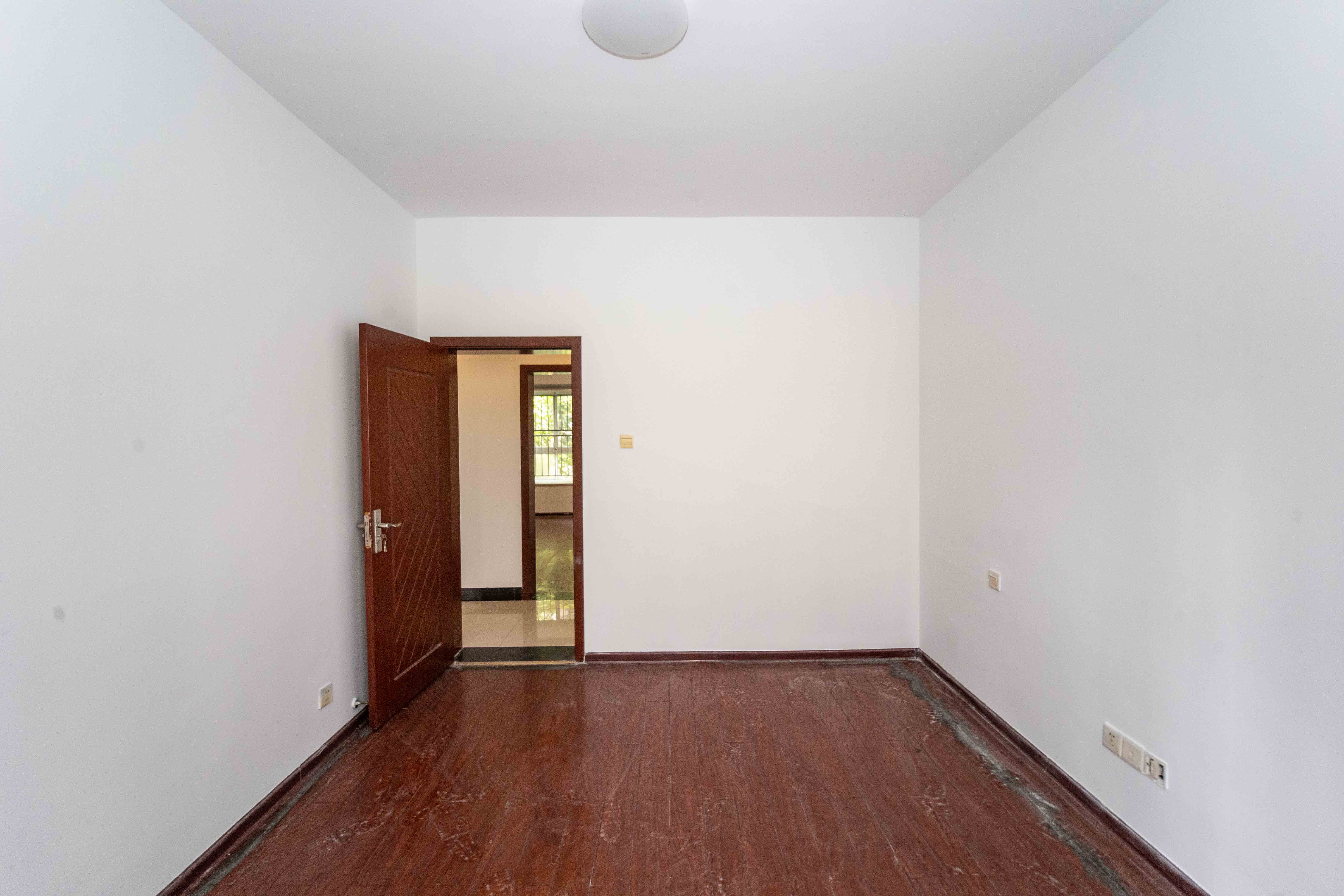 上河国际C区  4室2厅1卫    128.0万卧室