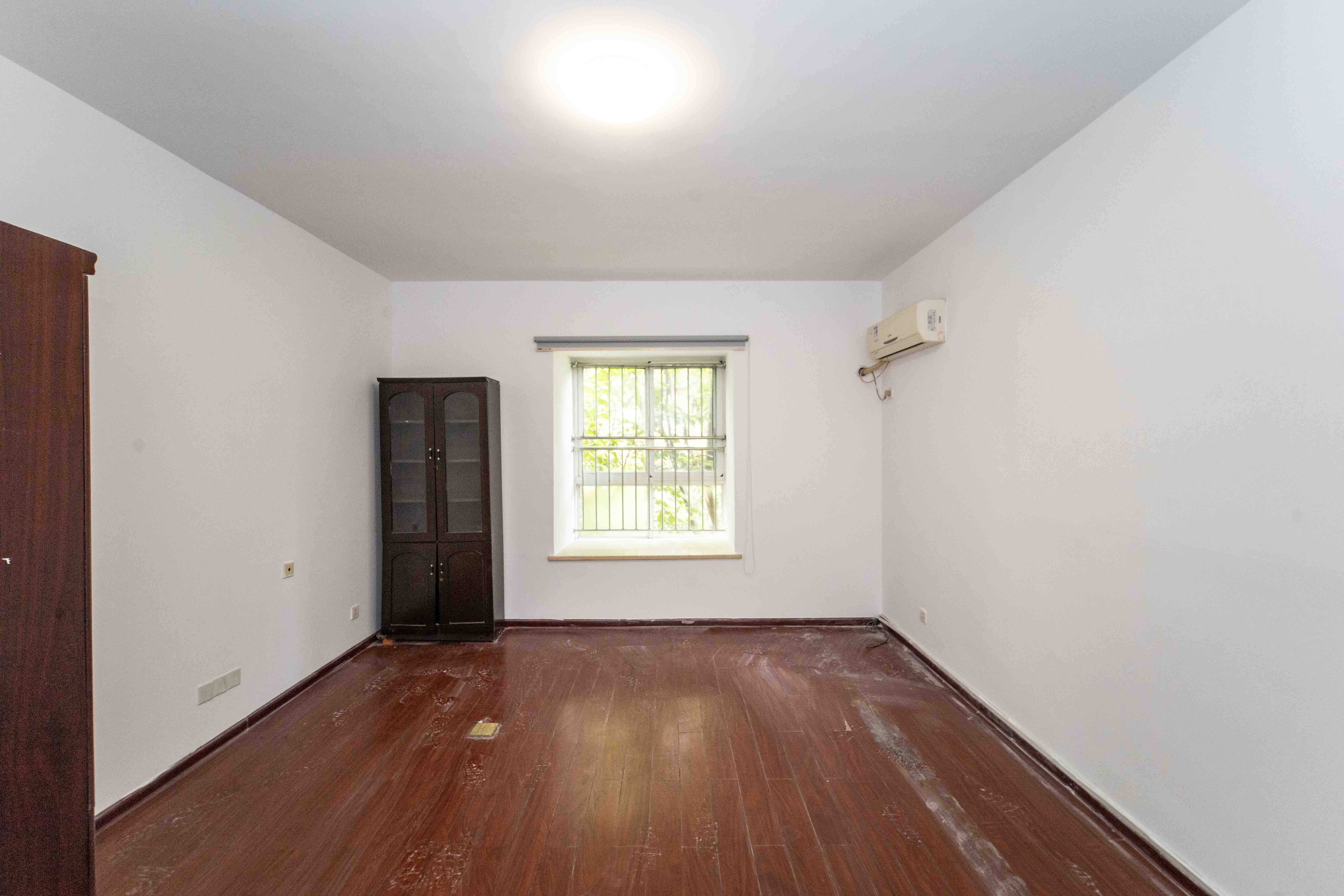 上河国际C区  4室2厅1卫    128.0万卧室