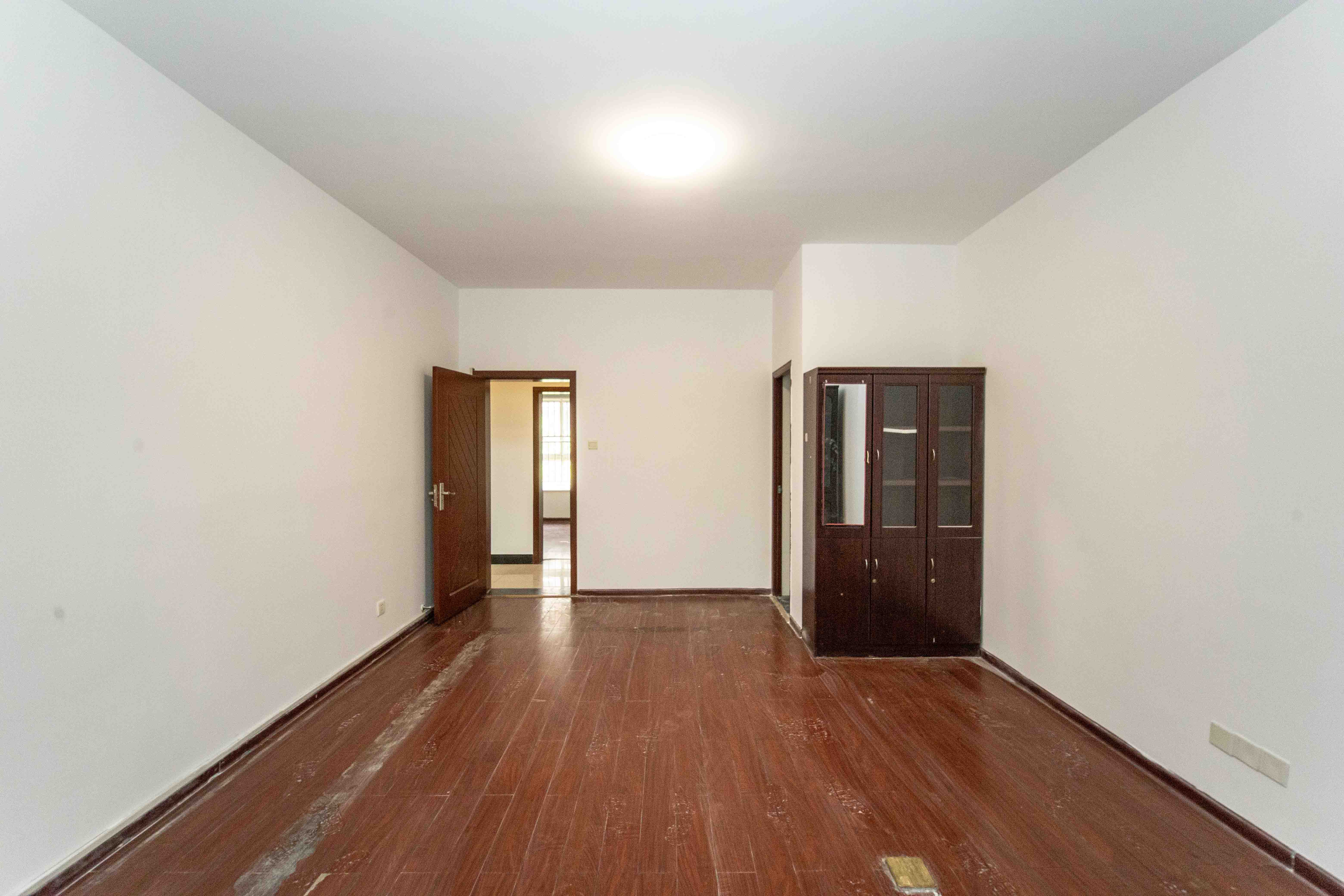 上河国际C区  4室2厅1卫    128.0万卧室