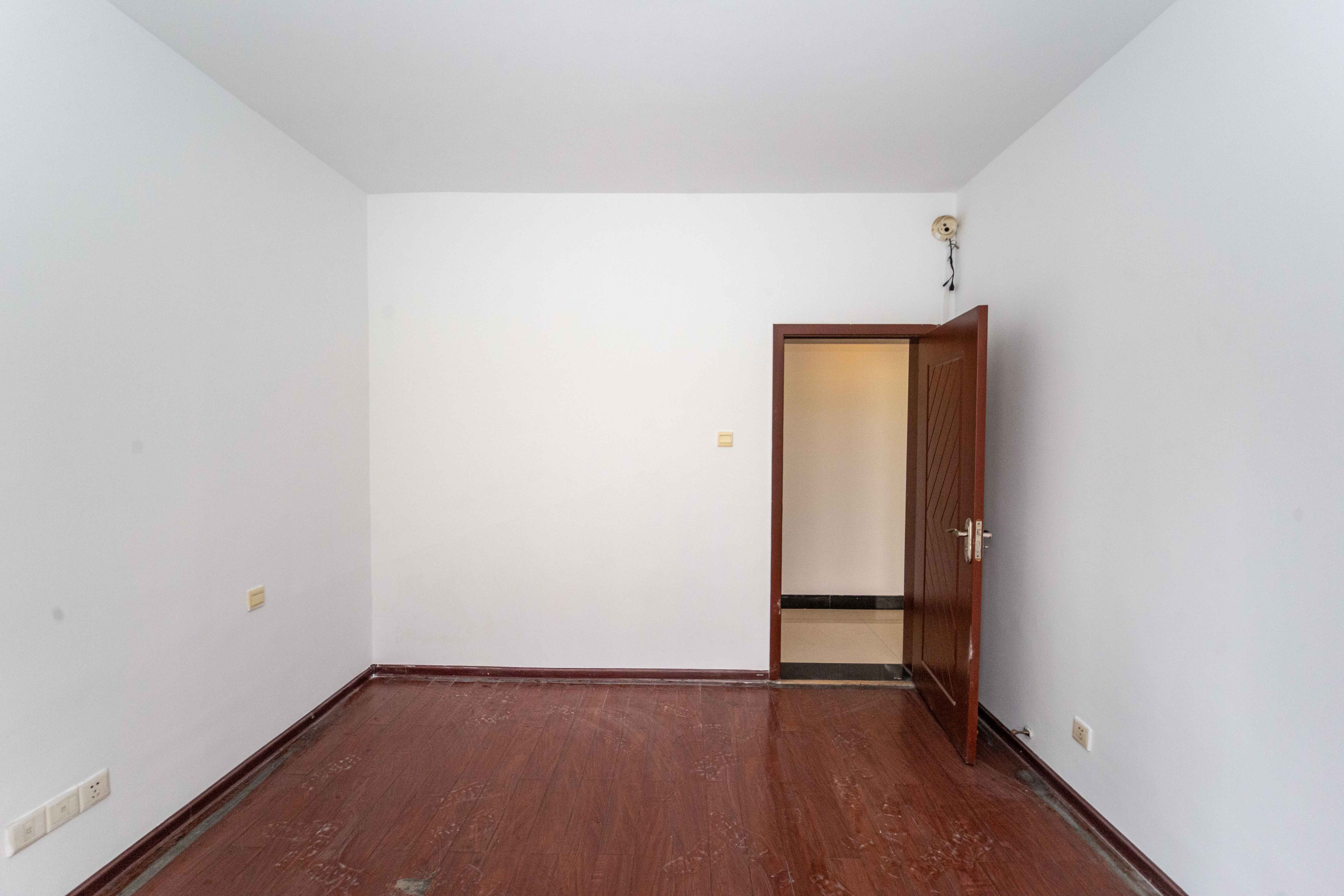 上河国际C区  4室2厅1卫    128.0万卧室