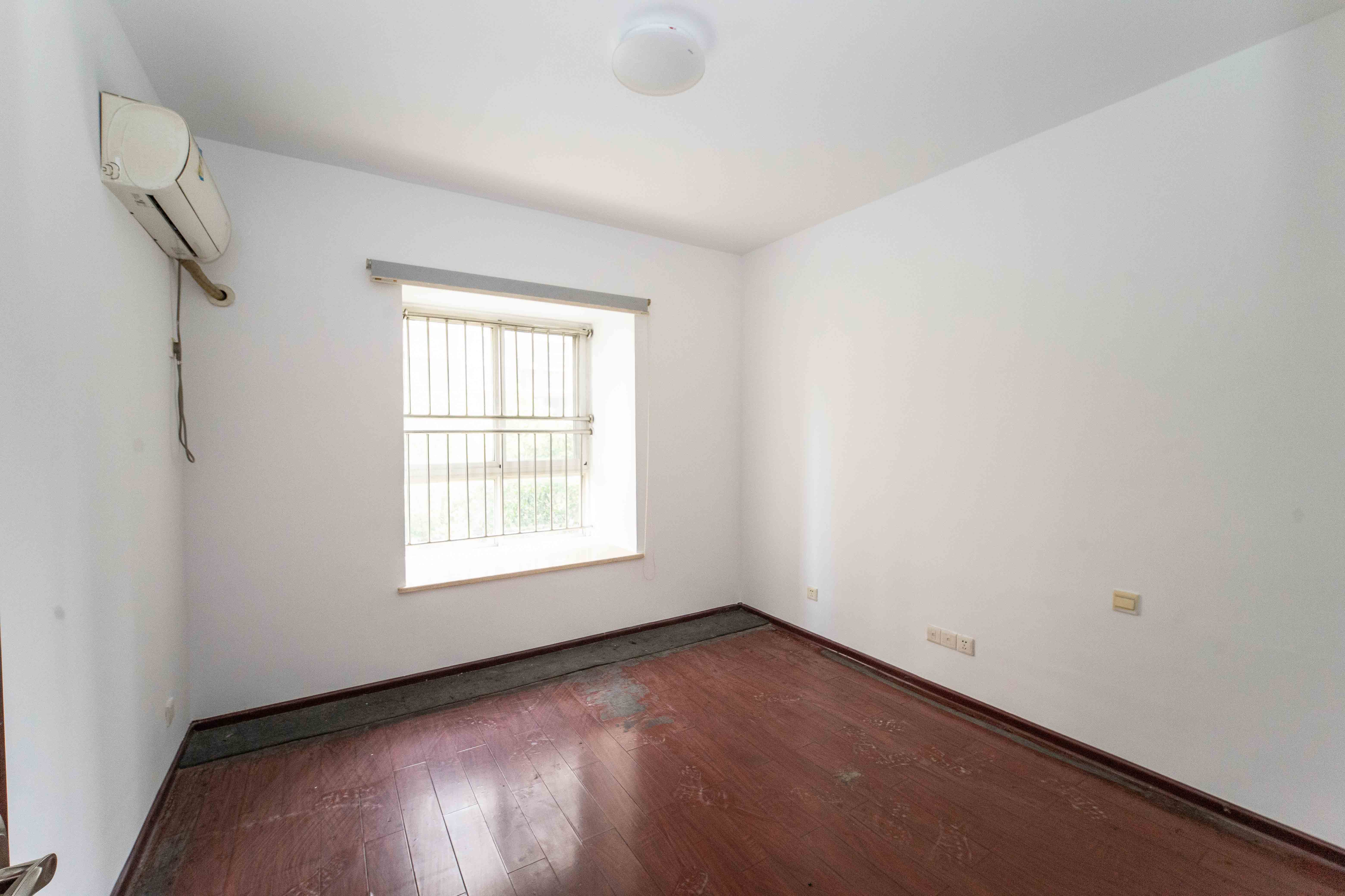 上河国际C区  4室2厅1卫    128.0万卧室