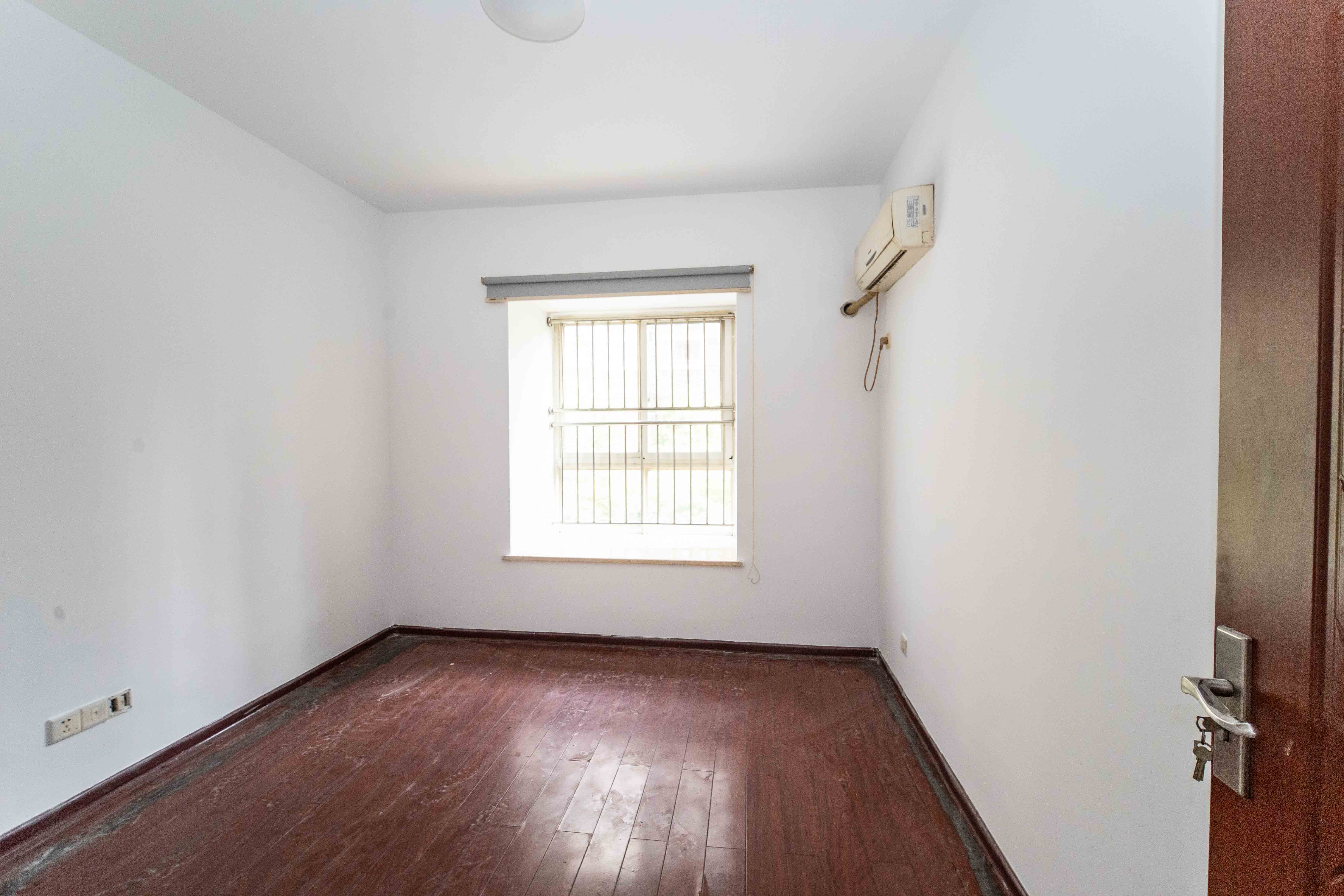 上河国际C区  4室2厅1卫    128.0万卧室