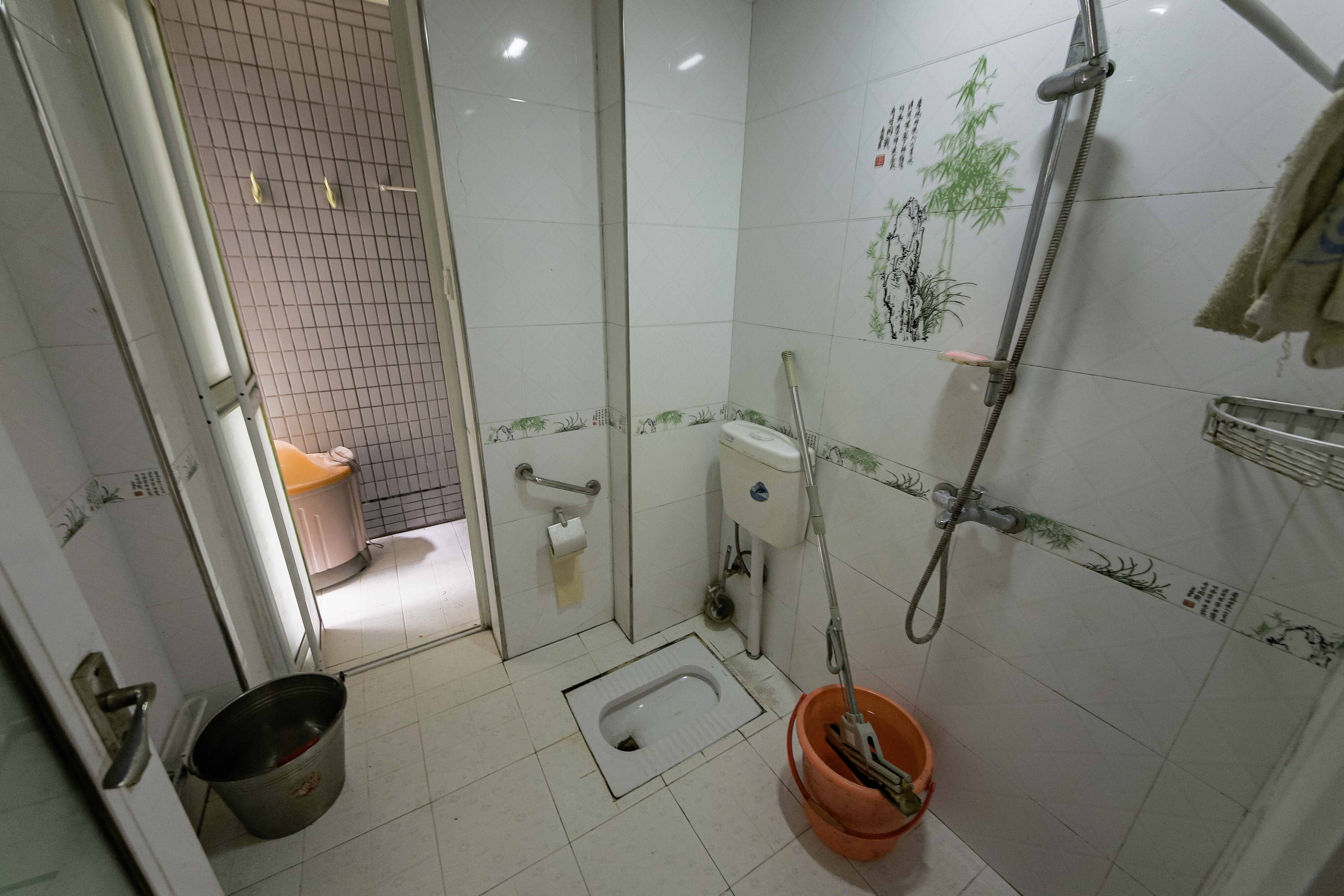 长大彩虹都  3室2厅2卫    77.0万 长大彩虹都  3室2厅2卫    77.0万卫生间