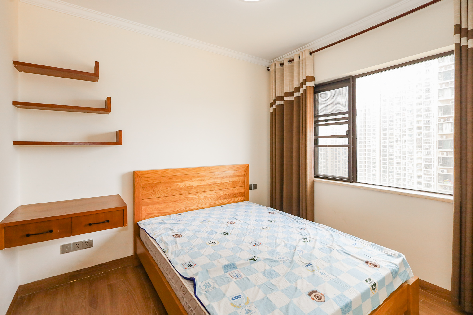 钰龙天下二期(钰龙佳园) 3室2厅1卫 243.0万 钰龙天下二期(钰龙佳园) 3室2厅1卫 243.0万卧室