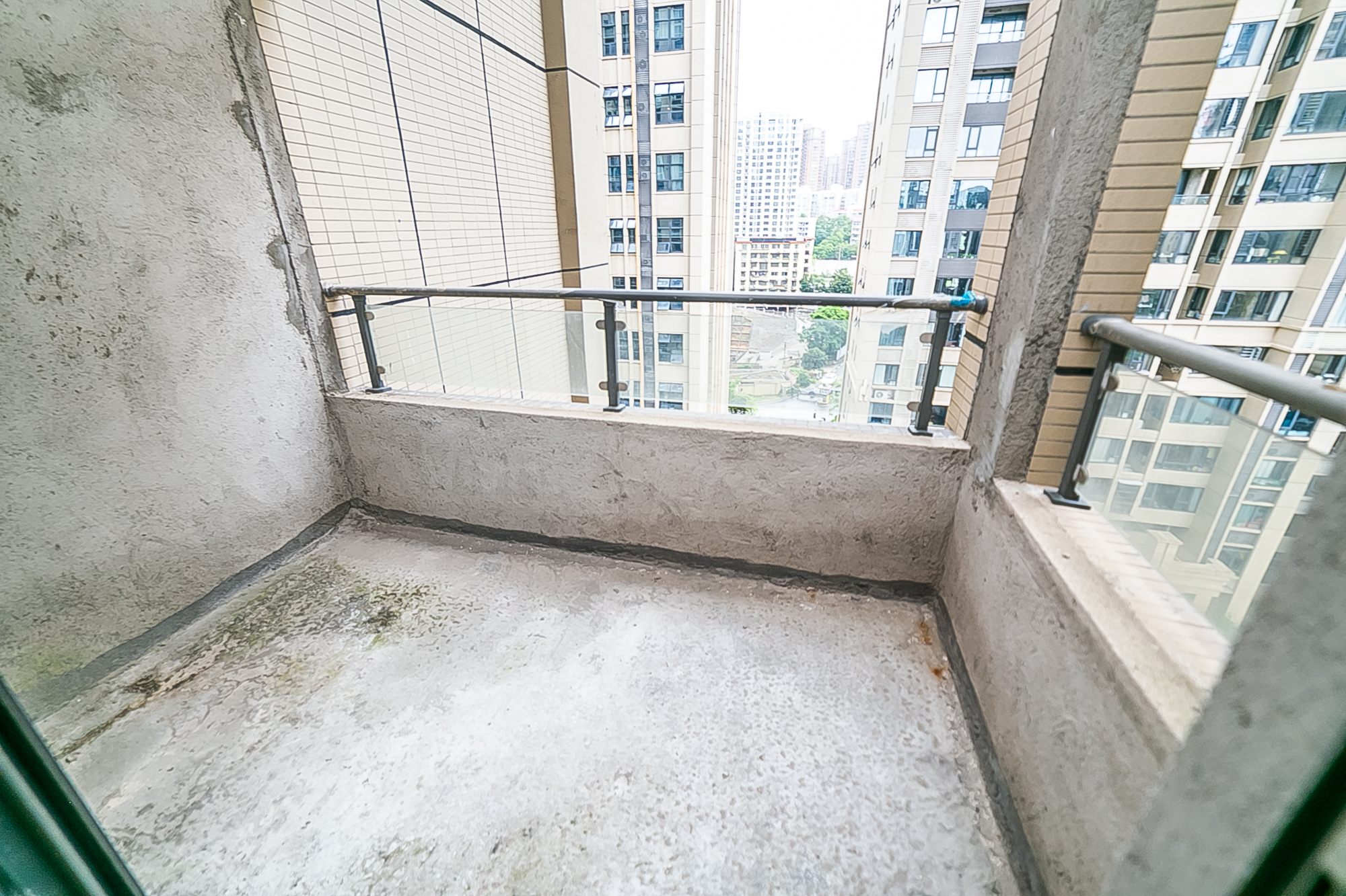 天鸿天府(天鸿中央大院) 4室2厅3卫 168.0万 天鸿天府(天鸿中央大院) 4室2厅3卫 168.0万阳台