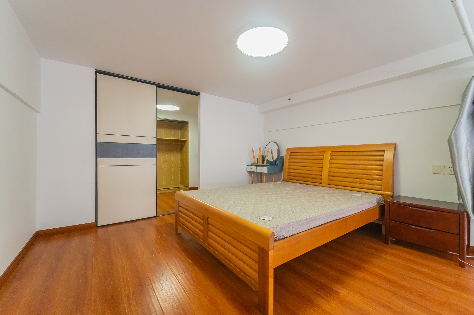 华润置地广场二期 1室1厅1卫 23.8万 华润置地广场二期 1室1厅1卫 23.8万卧室