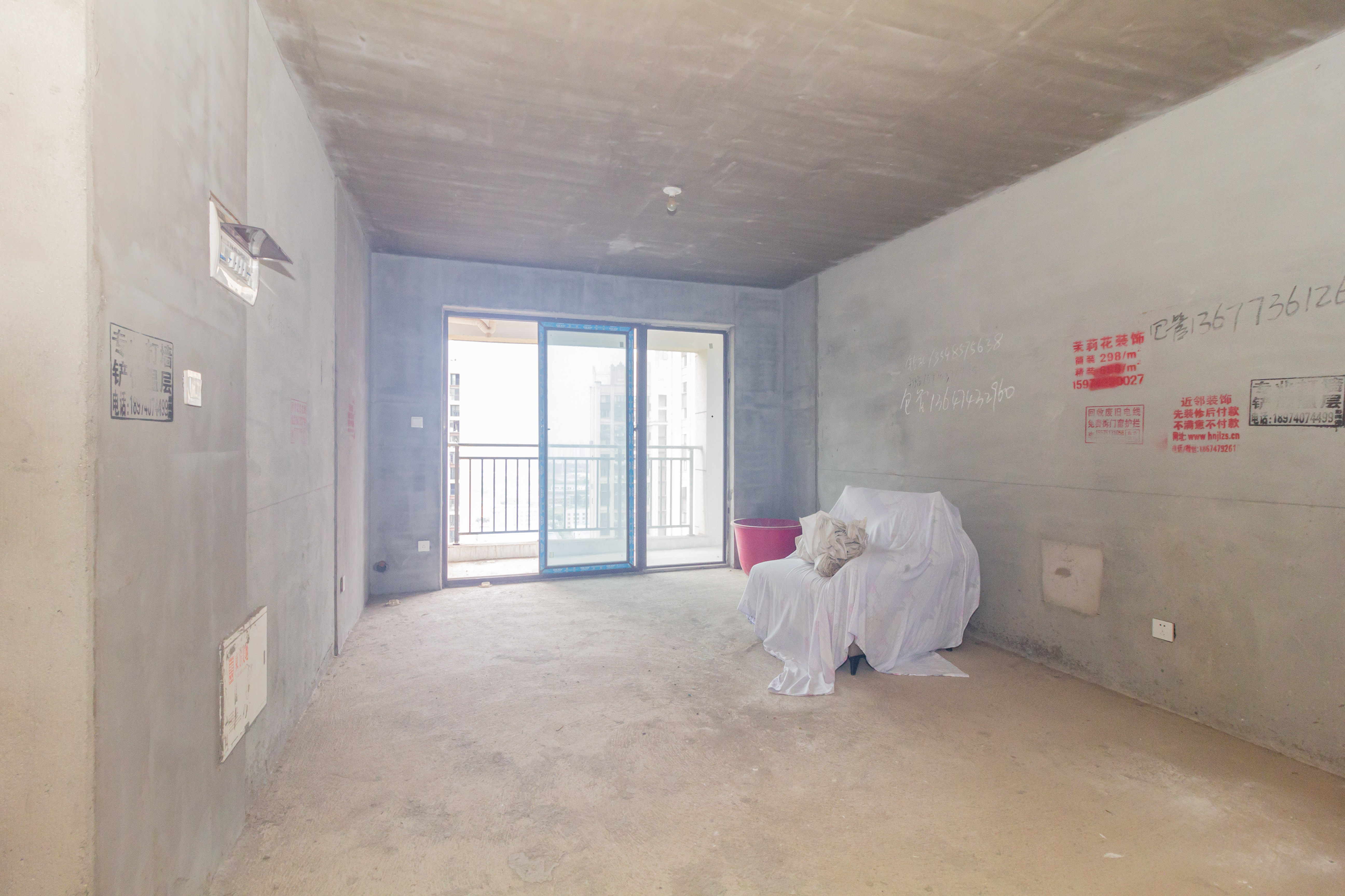 东方美地  4室2厅2卫   83.80万客厅
