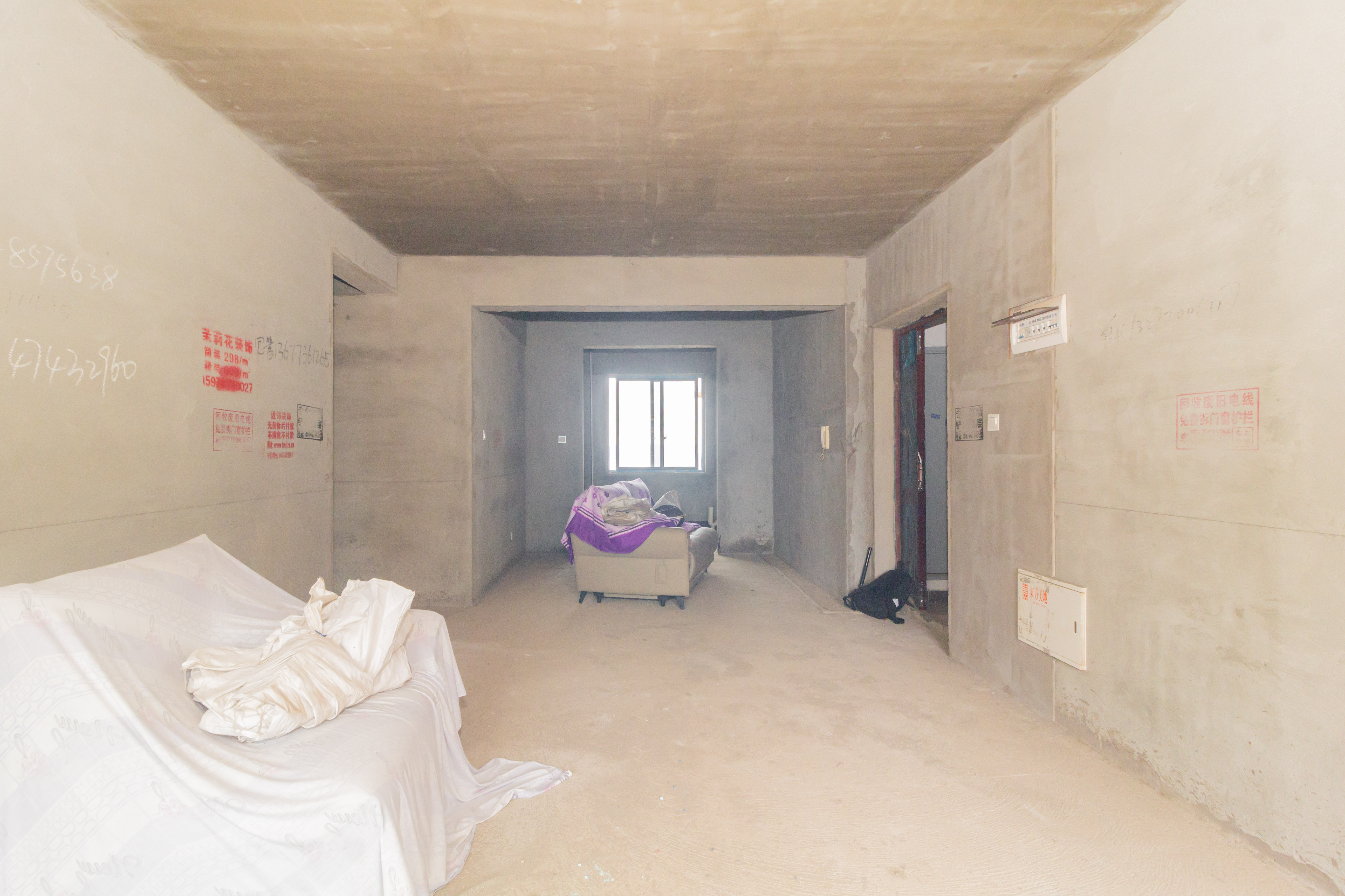 东方美地  4室2厅2卫   83.80万客厅
