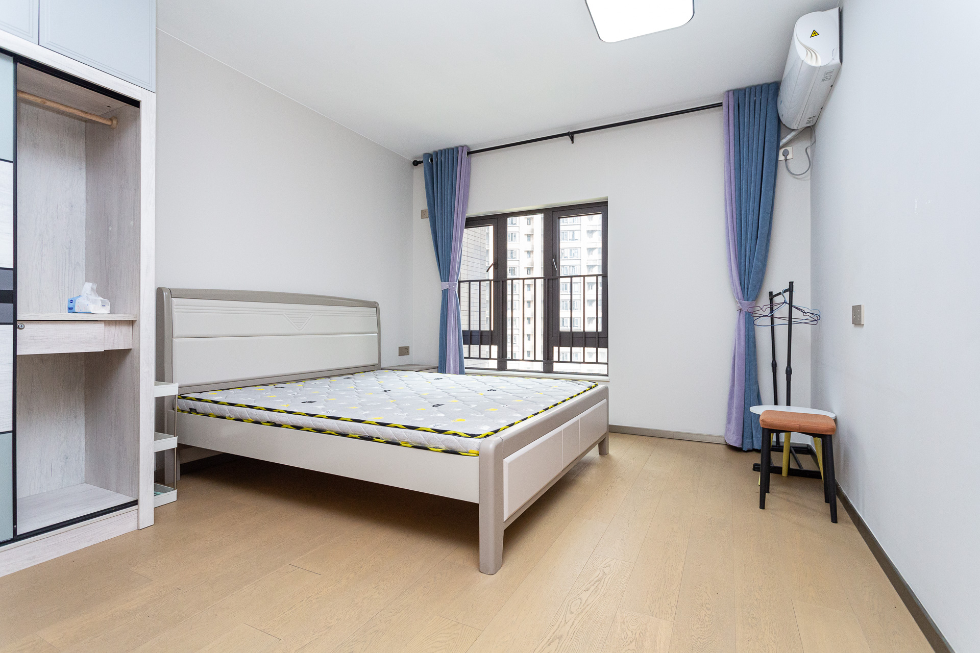 时代倾城四期 4室2厅2卫 120.00万 时代倾城四期 4室2厅2卫 120.00万卧室