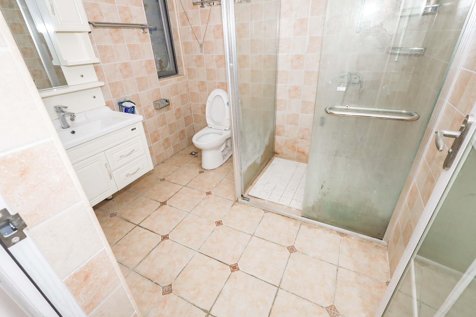 八方小区C区  3室2厅2卫    390.0万 八方小区C区  3室2厅2卫    390.0万卫生间