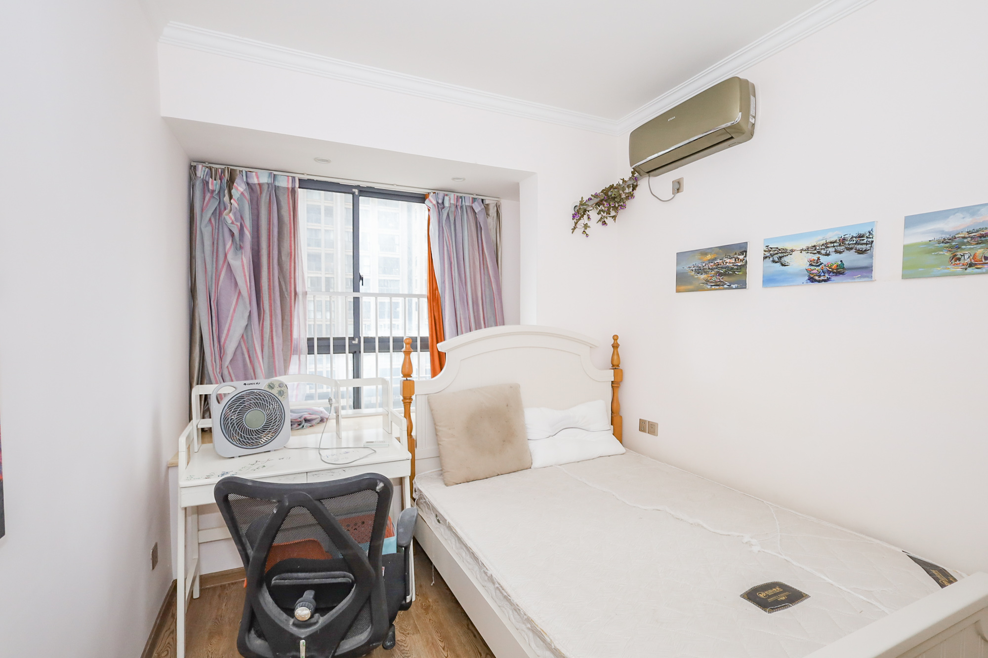 八方小区C区  3室2厅2卫    390.0万 八方小区C区  3室2厅2卫    390.0万卧室