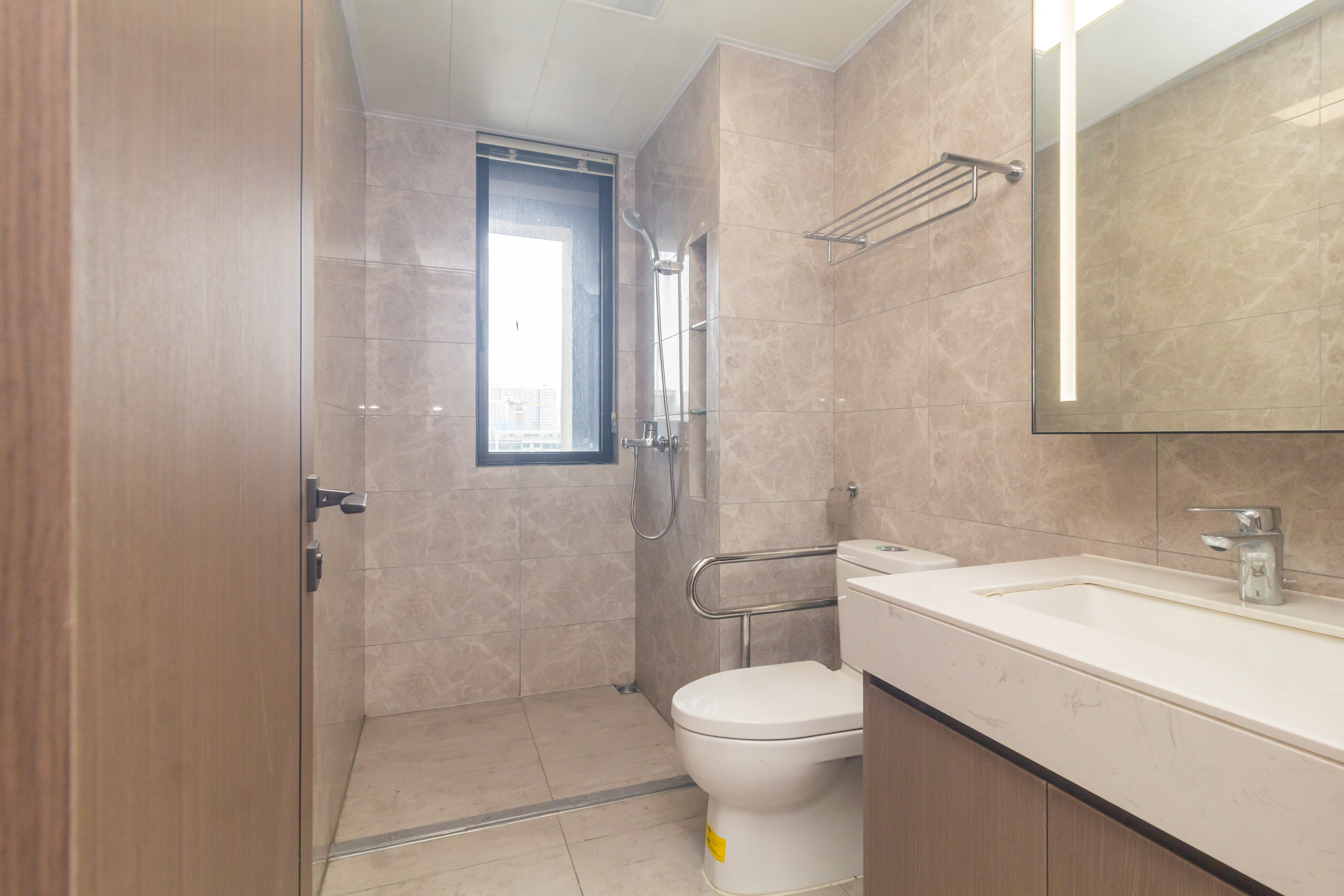 金茂建发观悦  4室2厅2卫    193.0万卫生间