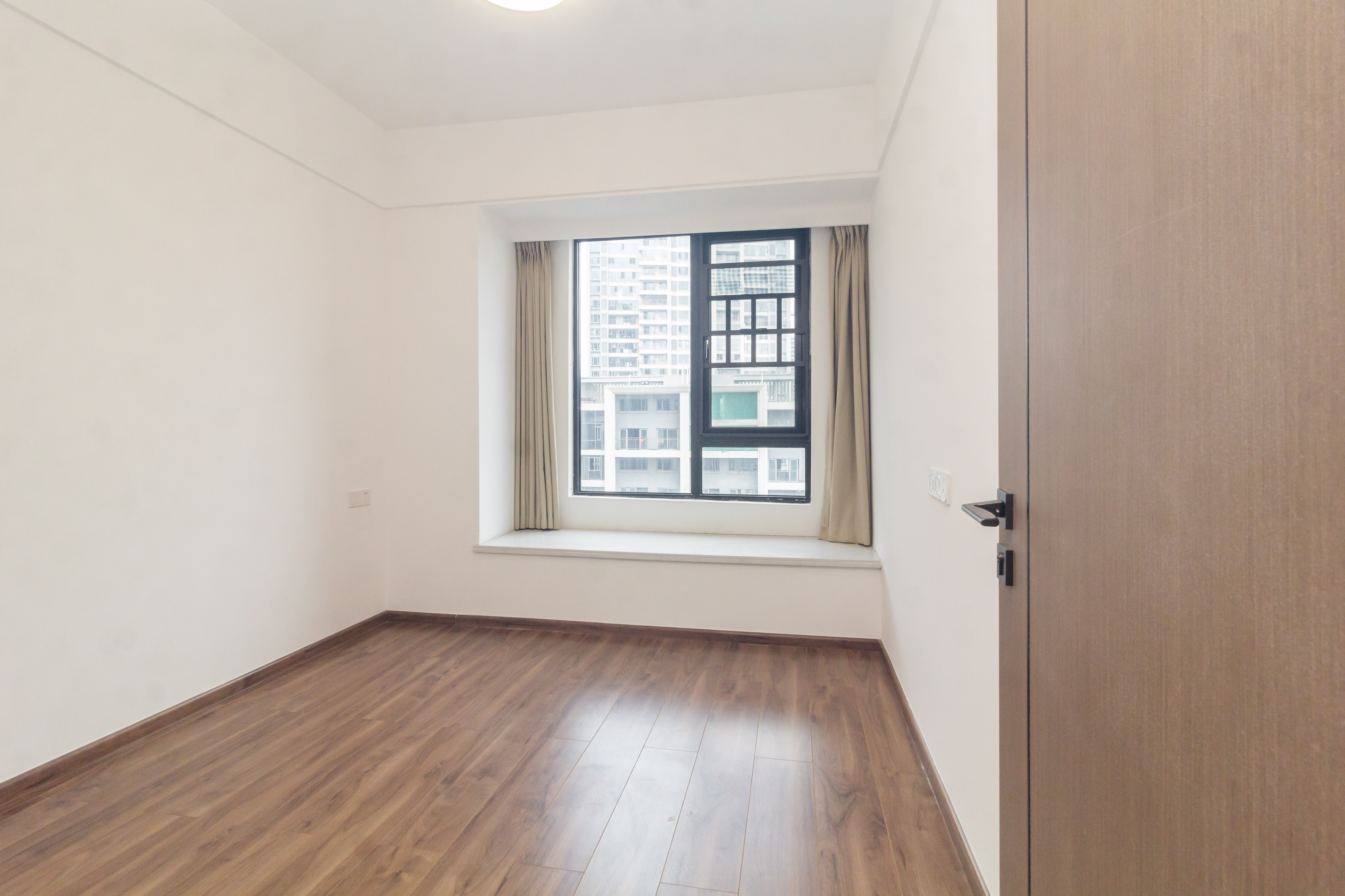 金茂建发观悦  4室2厅2卫    193.0万卧室